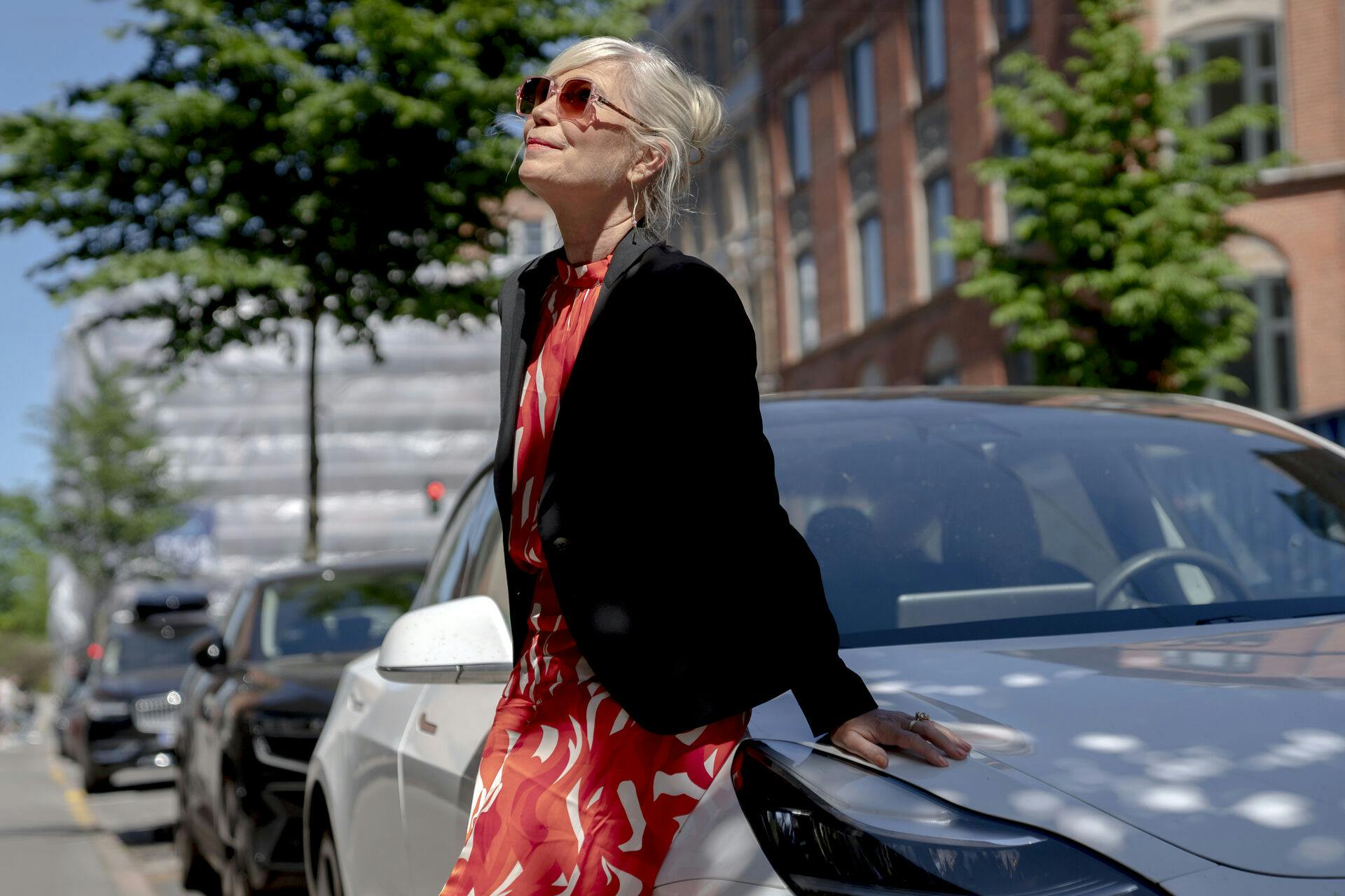 Mette Kier stiftede det omtalte selskab, som hun også ejede frem til 2022, hvor manden overtog ejerskabet. Da manden ikke havde ejerandele i selskabet, kunne udbetalingerne ikke beskattes hos ham, hvorfor regningen endte hos teaterdirektøren.