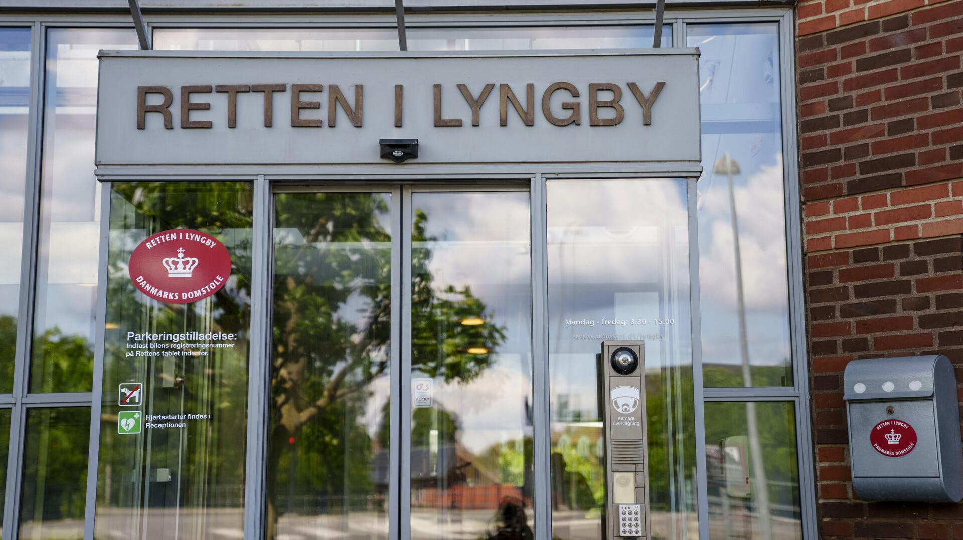 En historisk retssag om æreskrænkelse finder tirsdag sted i Retten i Lyngby.