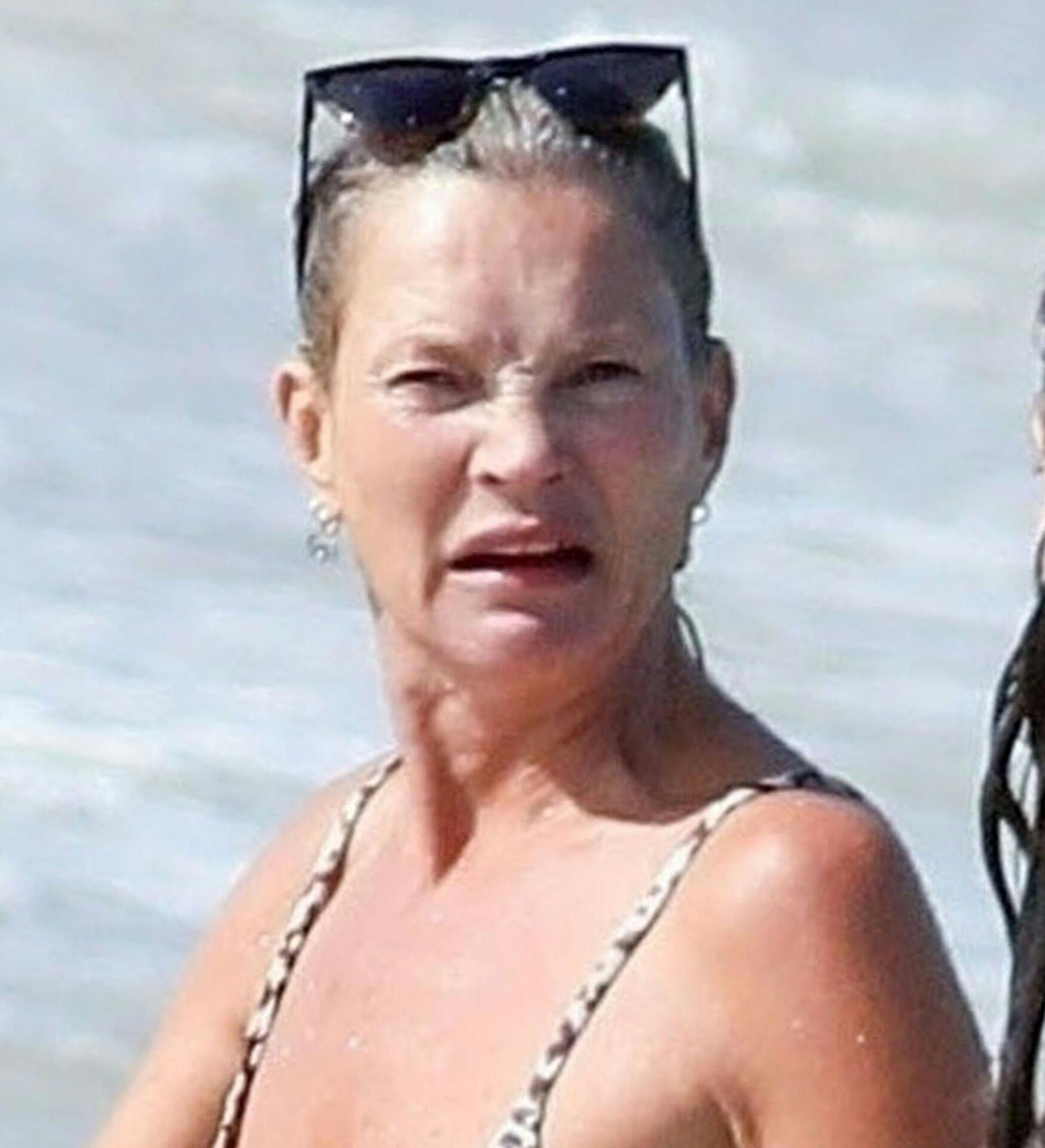 BGUK_3316787 - *PREMIUM-EXCLUSIVE* Ibiza, SPAIN *seat to an unexpected full-frontal surprise! Pictured: Kate Moss BACKGRID UK 7 AUGUST 2025 UK: +44 208 344 2007 / uksales@backgrid.com USA: +1 310 798 9111 / usasales@backgrid.com *Pictures Containing Children Please Pixelate Face Prior To Publication*