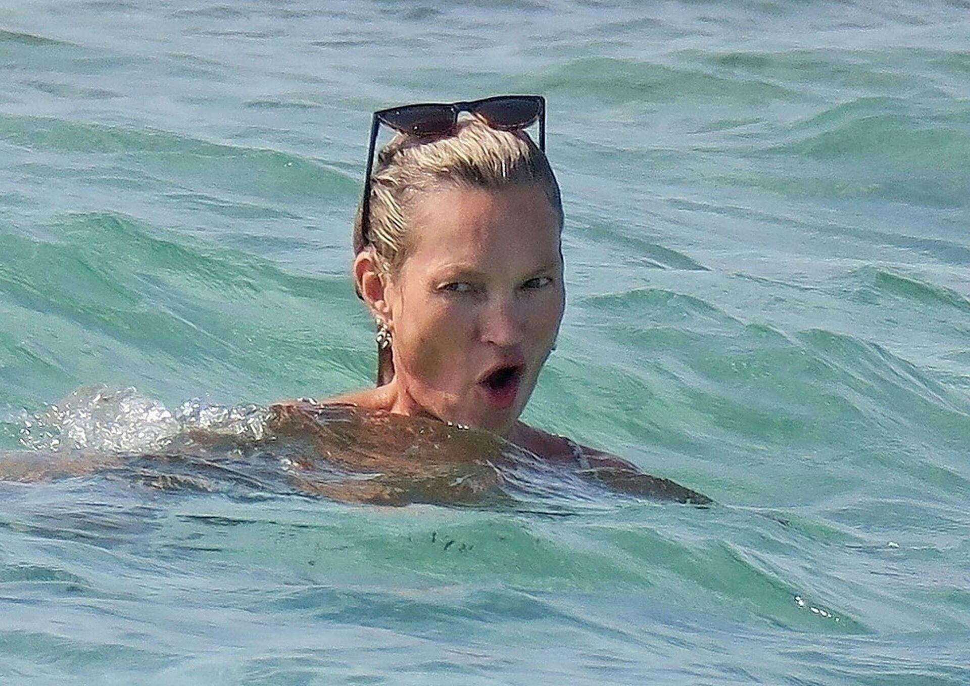 BGUK_3316787 - *PREMIUM-EXCLUSIVE* Ibiza, SPAINm USA: +1 310 798 9111 / usasales@backgrid.com *Pictures Containing Children Please Pixelate Face Prior To Publication*