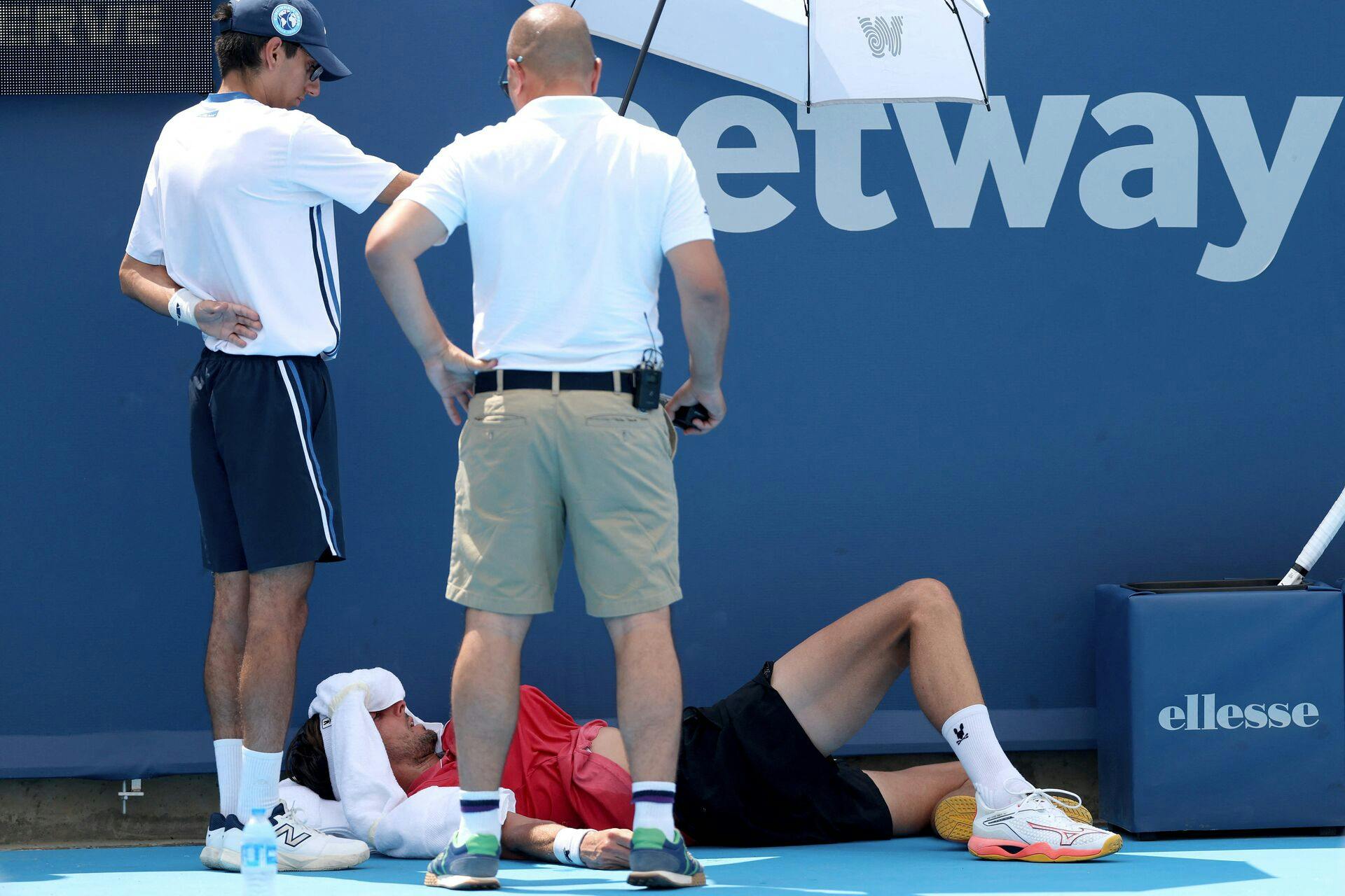 MASON, OHIO - AUGUST 11: Arthur Rinderknech of France rests on the court for medical attention in his match against Felix Auger-Aliassime of Canada during the Cincinnati Open at Lindner Family Tennis Center on August 11, 2025 in Mason, Ohio. Matthew Stockman/Getty Images/AFP (Photo by MATTHEW STOCKMAN / GETTY IMAGES NORTH AMERICA / Getty Images via AFP)