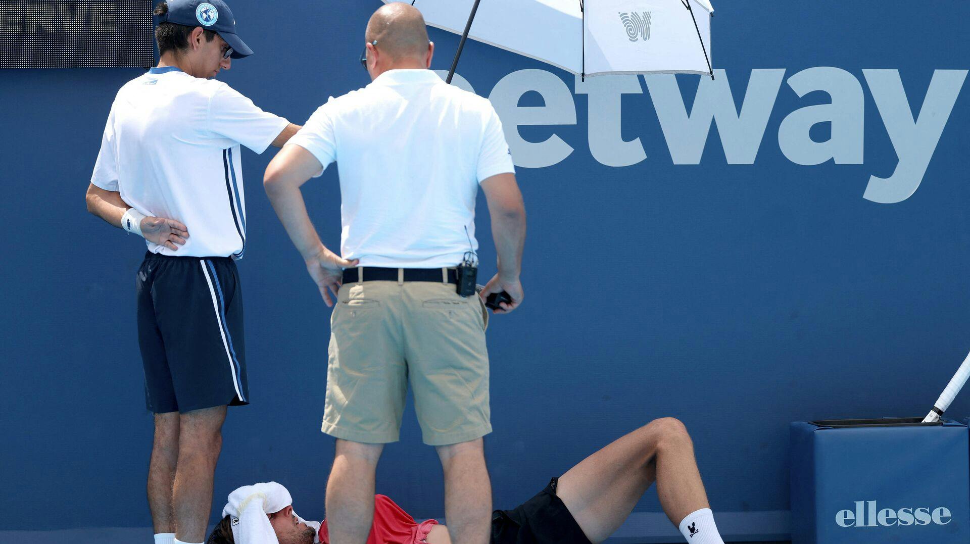 Franske Arthur Rinderknech fik et ildebefindende mandag, da han mødte Felix Auger-Aliassisme i Cincinnati. Arthur Rinderknech forsøgte at fortsætte kampen, men måtte opgive.
