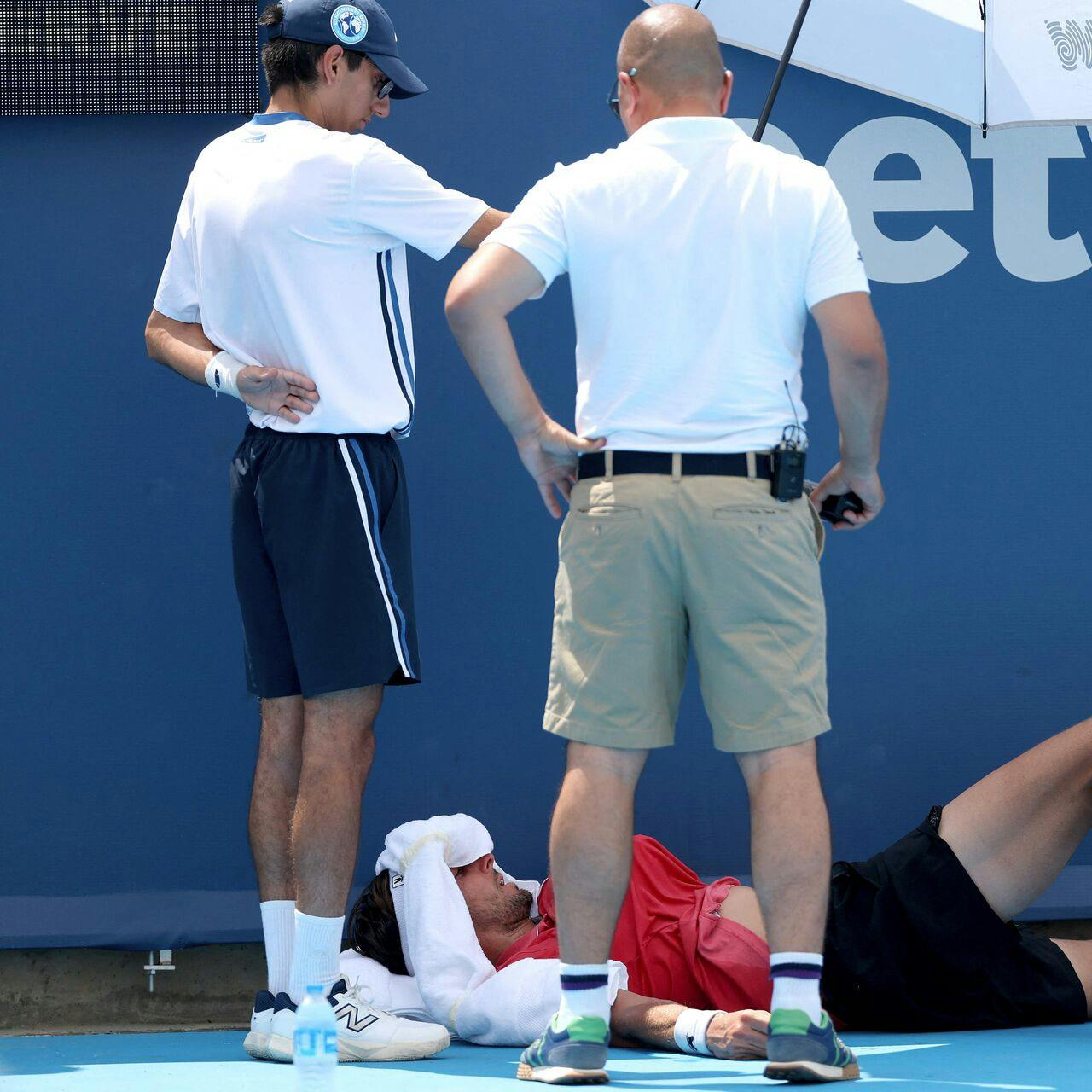 MASON, OHIO - AUGUST 11: Arthur Rinderknech of France rests on the court for medical attention in his match against Felix Auger-Aliassime of Canada during the Cincinnati Open at Lindner Family Tennis Center on August 11, 2025 in Mason, Ohio. Matthew Stockman/Getty Images/AFP (Photo by MATTHEW STOCKMAN / GETTY IMAGES NORTH AMERICA / Getty Images via AFP)