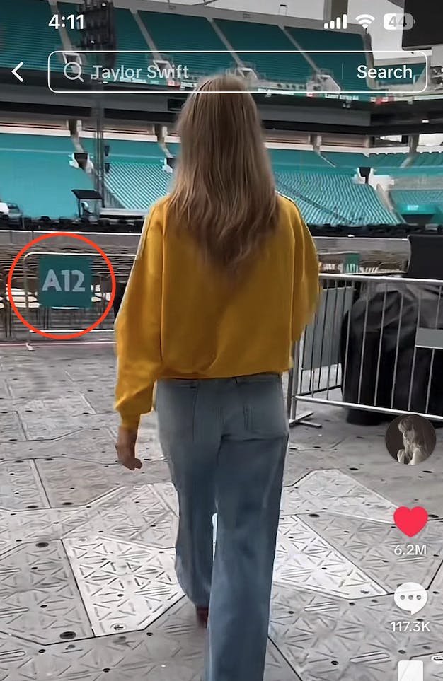 A12 betød i oktober ikke så meget. Nu viser det sig, at Taylor Swift nok har haft skumle planer med dette opslag.