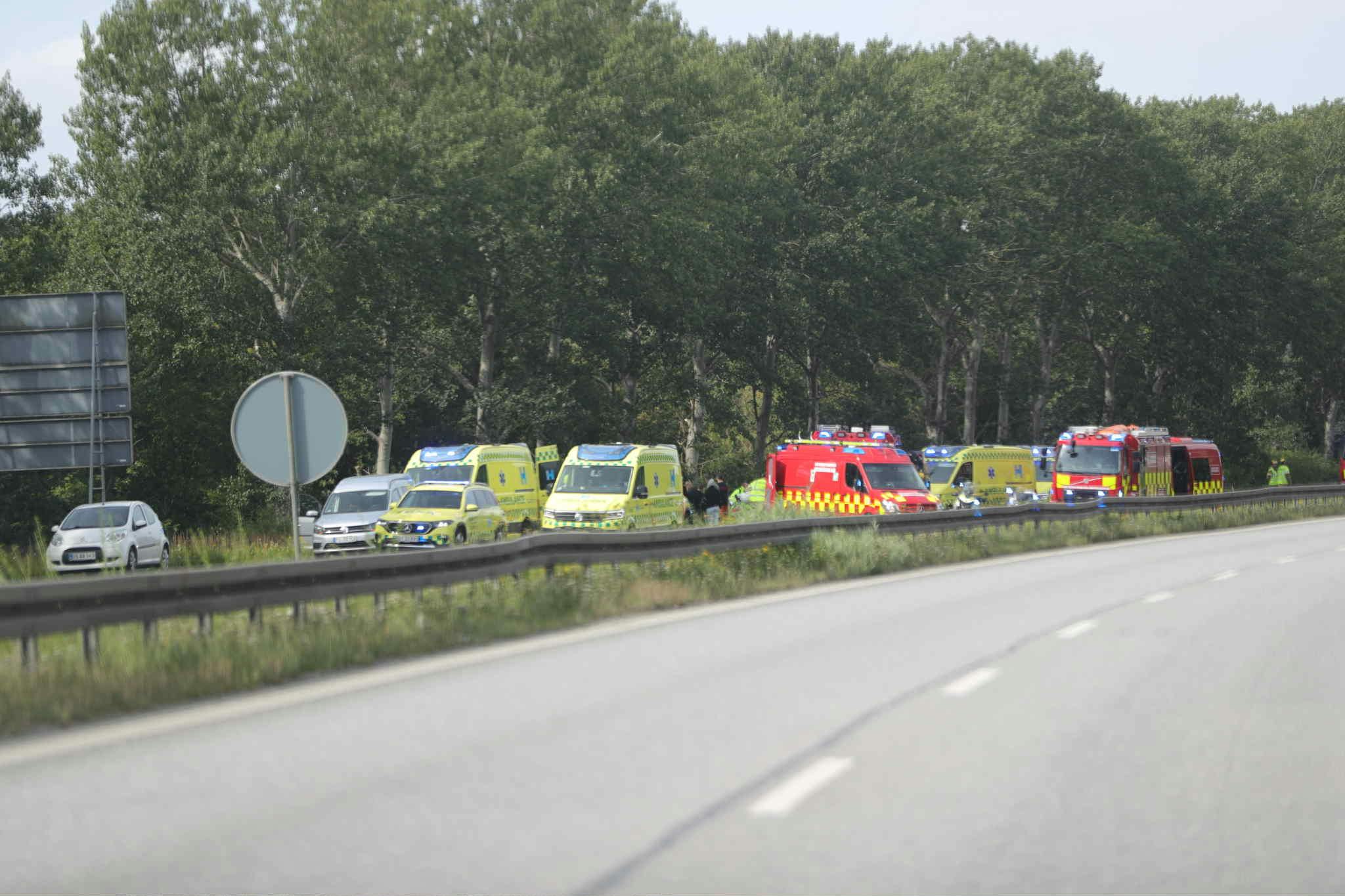 Der er sendt adskillige ambulancer til stedet.