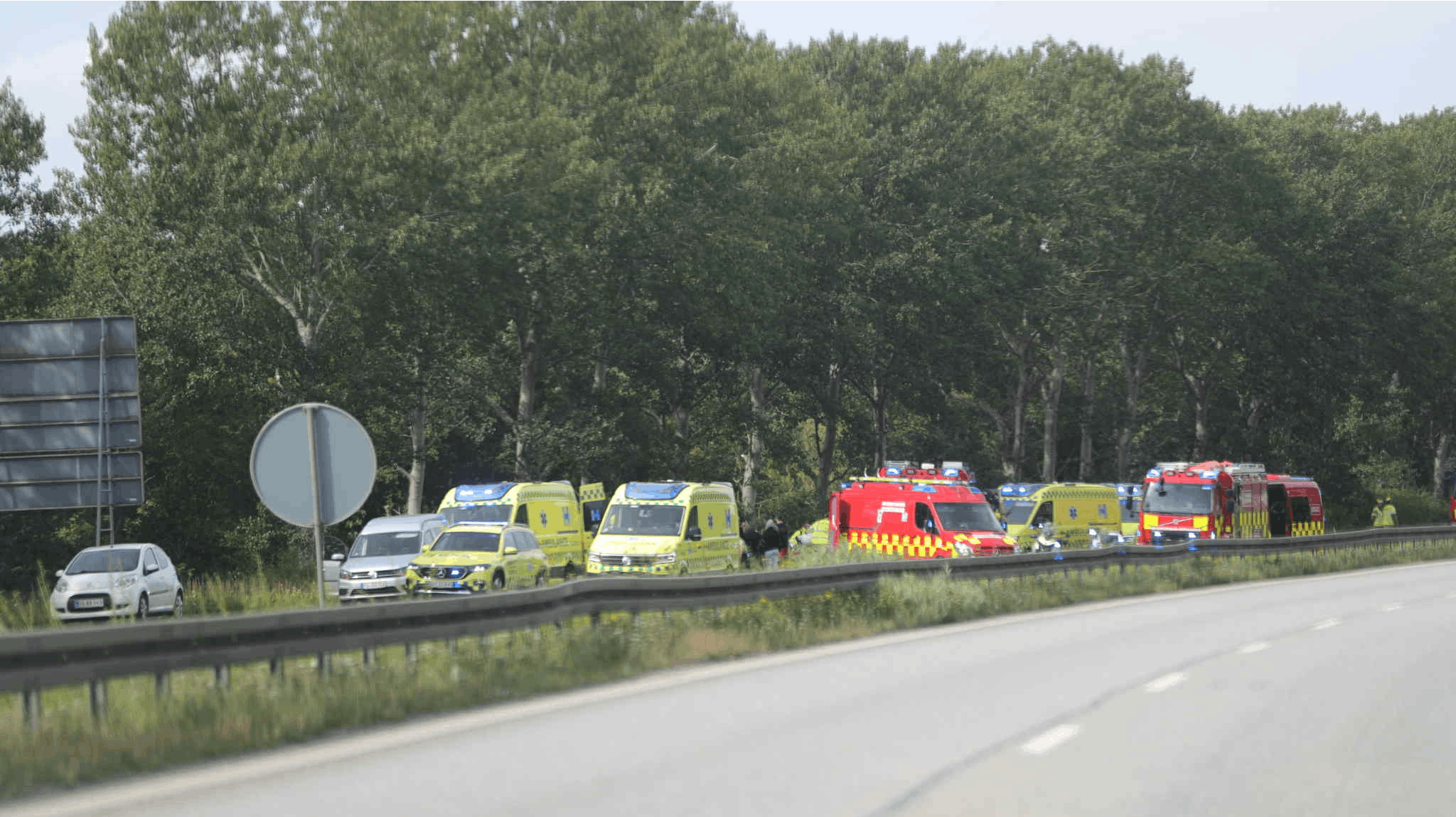 Der er sendt adskillige ambulancer til stedet.