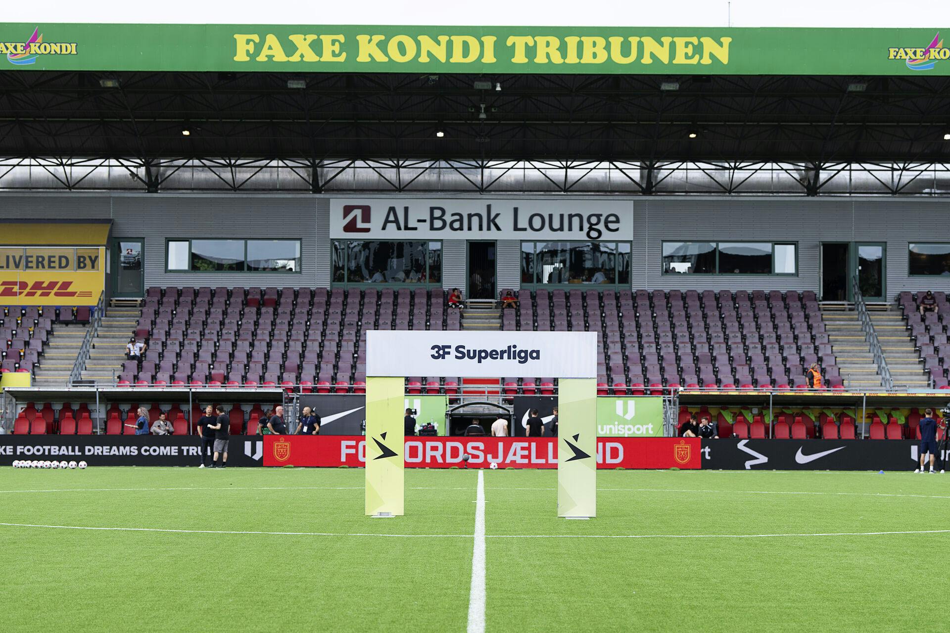 En professionel dansk fodboldspiller er blevet dømt for vold.