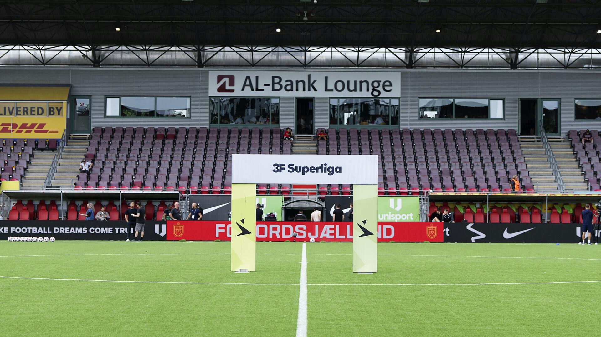 En professionel dansk fodboldspiller er blevet dømt for vold.