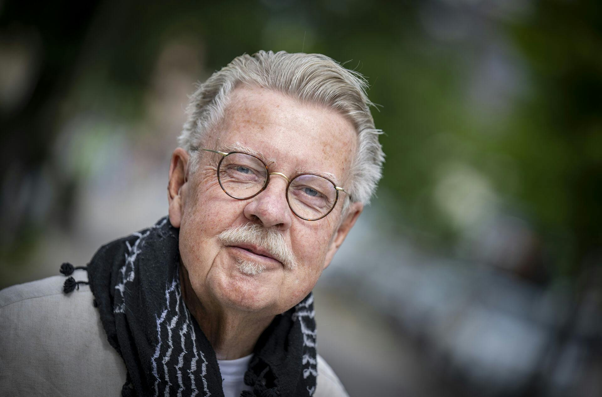 Mikael Wiehe fortsætter med at skrive og spille musik trods sin Alzheimer-diagnose. Her er han i denne måned fotograferet i sin hjemby Malmø.