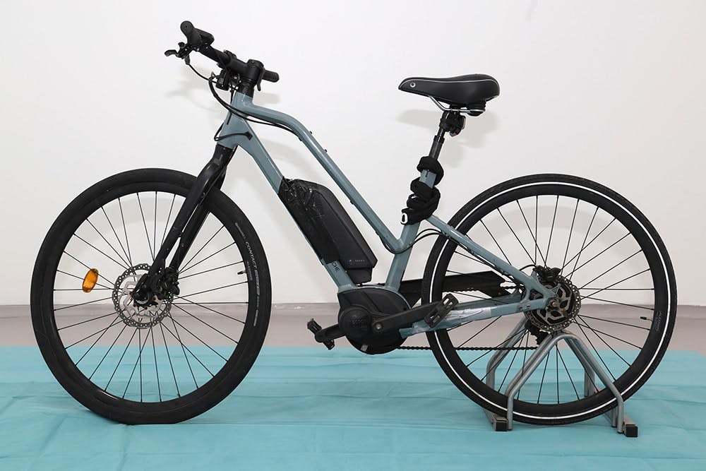 Politiet efterlyser ejeren af denne elcykel, som blev brugt af gerningsmanden til og fra drabet i Tingbjerg den 20. juli.