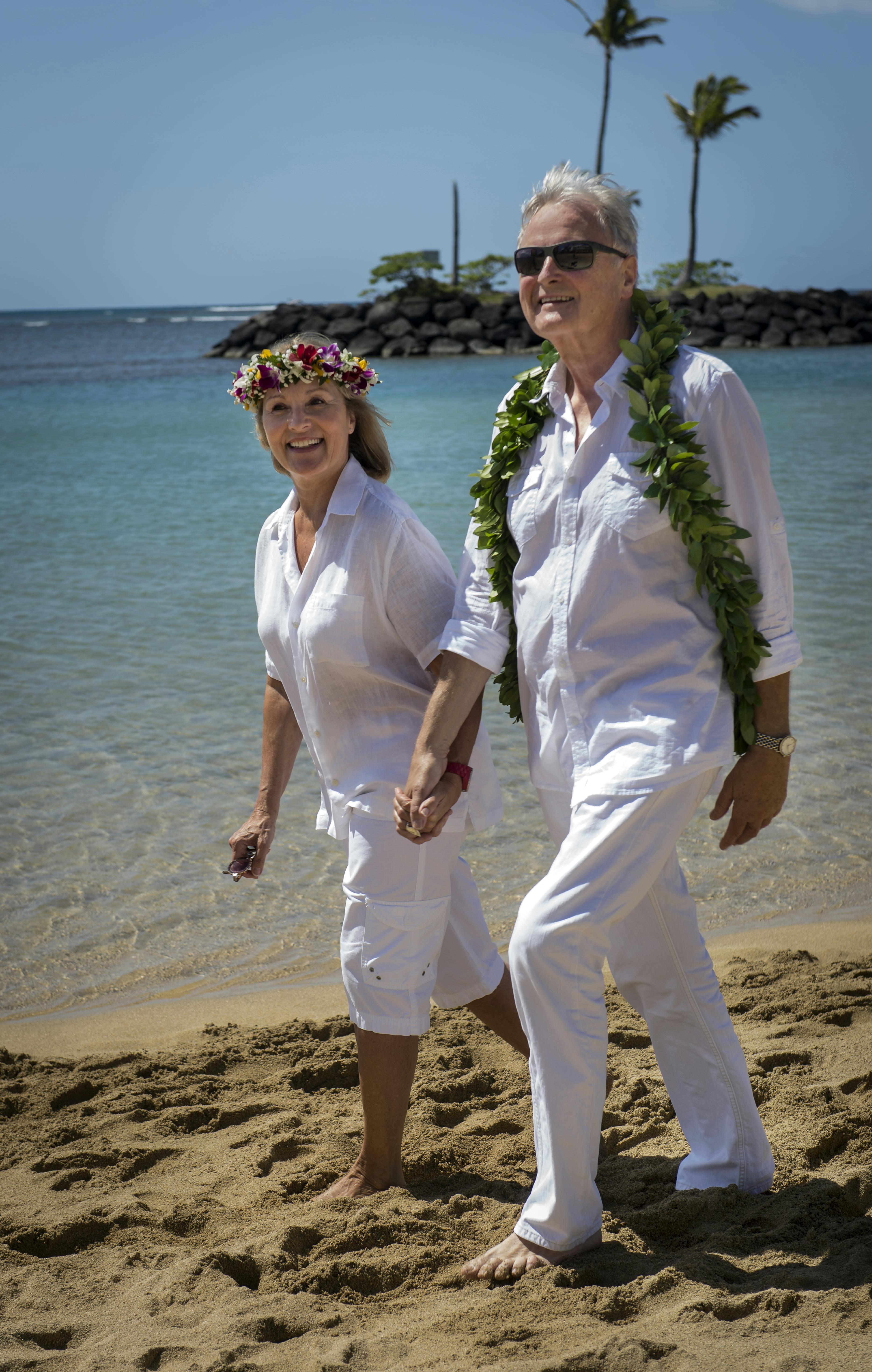 Skuespillerne Susse Wold og Bent Mejding lader batterierne i Honolulu på Hawaii. 30 år efter deres bryllup på netop Hawaii gentager parret gåturen i strandkanten, der var på forsiden af BILLED-BLADET nr. 22 i 1983.