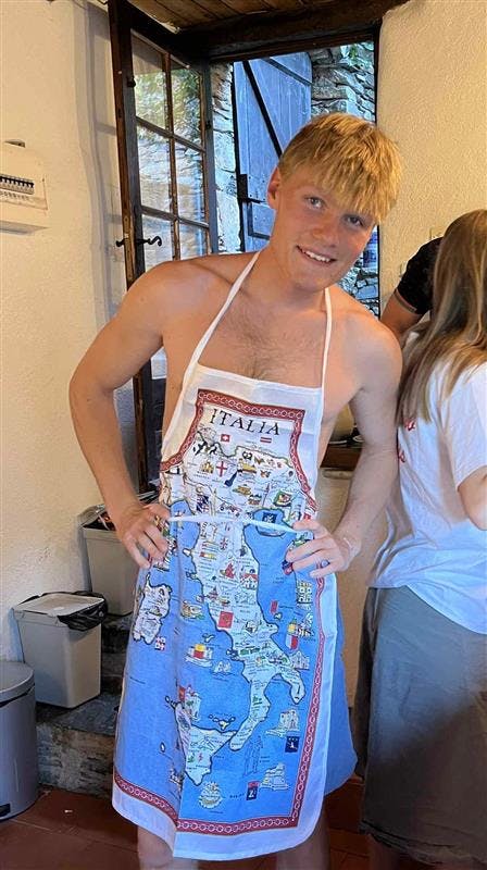 Albert Klüver Rongsted har hverken skelet til Dan Andersen, speakeren på den engelske version af "Love Island" eller genopfrisket gamle episoder for at forberede sig til jobbet.