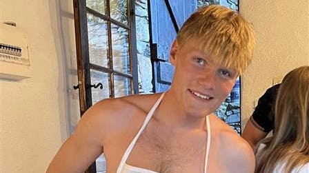 Albert Klüver Rongsted har hverken skelet til Dan Andersen, speakeren på den engelske version af "Love Island" eller genopfrisket gamle episoder for at forberede sig til jobbet.