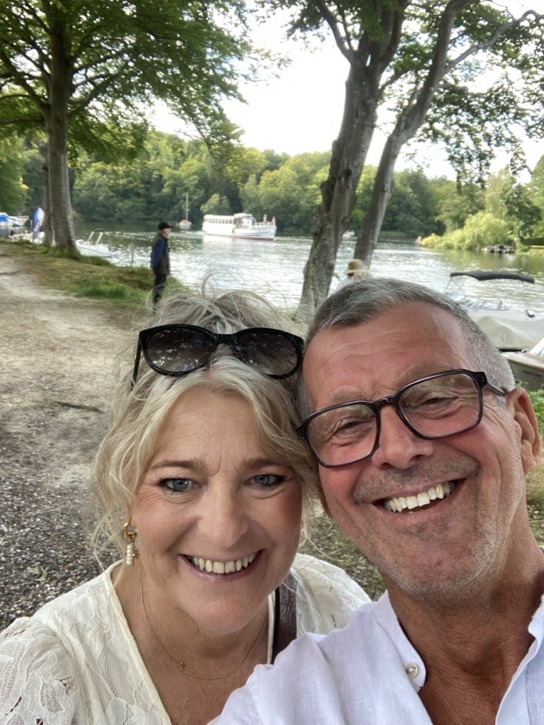 Alt imens det første program af Hotel Romantik løb over skærmene mødte Steen sin store kærlighed udenom programmet. Nu løfter han sløret for, hvem hun er.