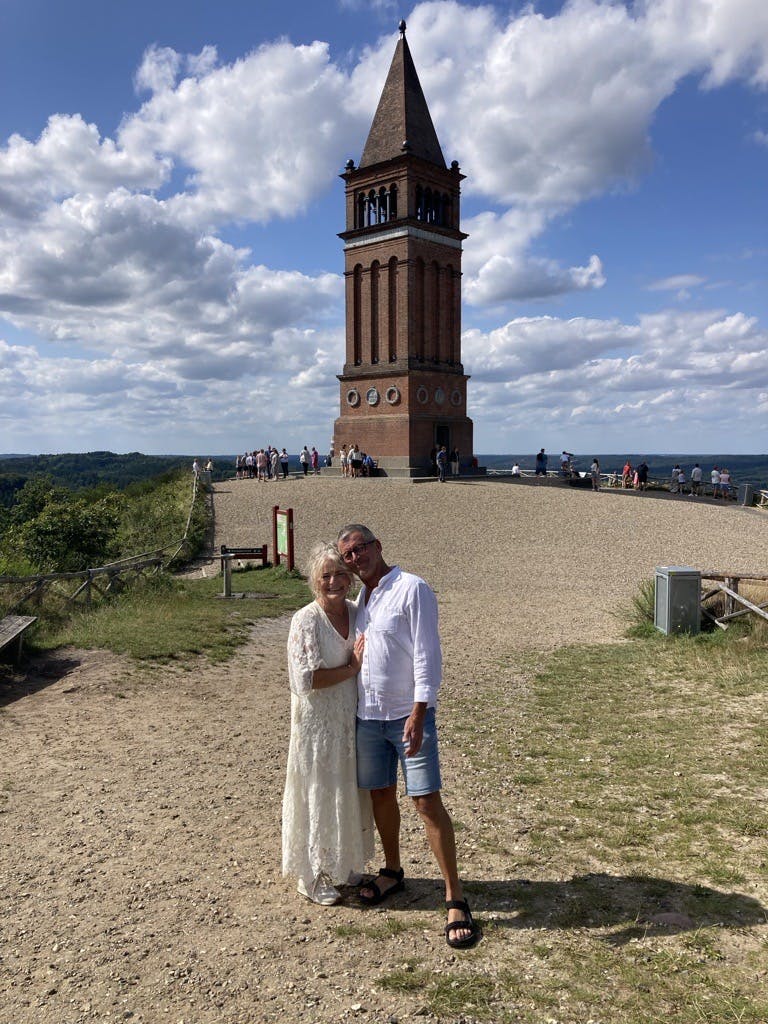 Steen og Gitte har holdt kærligheden skjult henover sommeren. Men nu kan det forelskede par endelig fortælle offentligt om deres kærlighed.