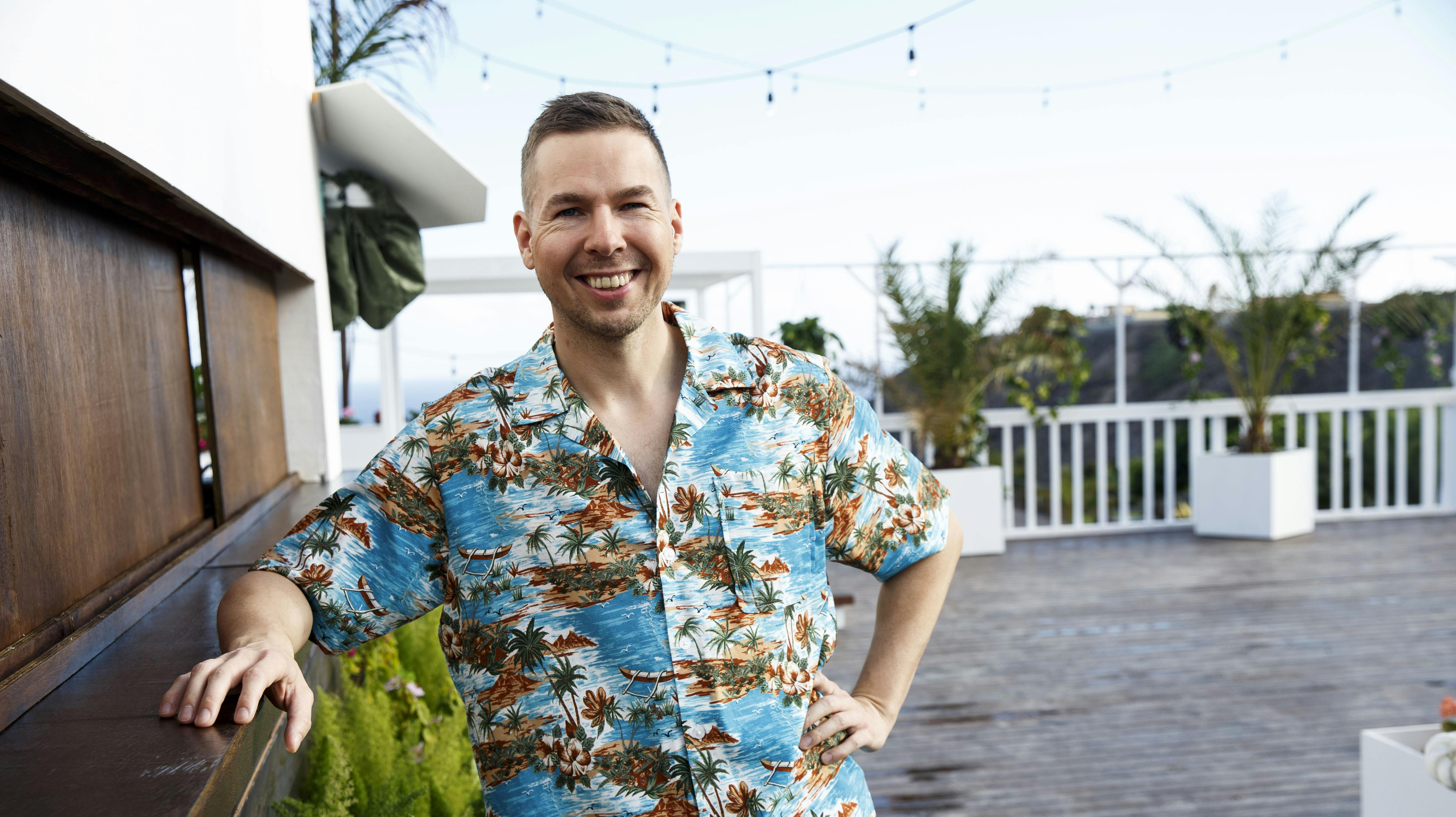 Dan Andersen hyggede sig med den kærlige roasting, han stod for i første sæson af "Love Island". - Man må gerne drille deltagerne, men man holder med dem og beskytter dem, og det tog jeg meget stolthed i.