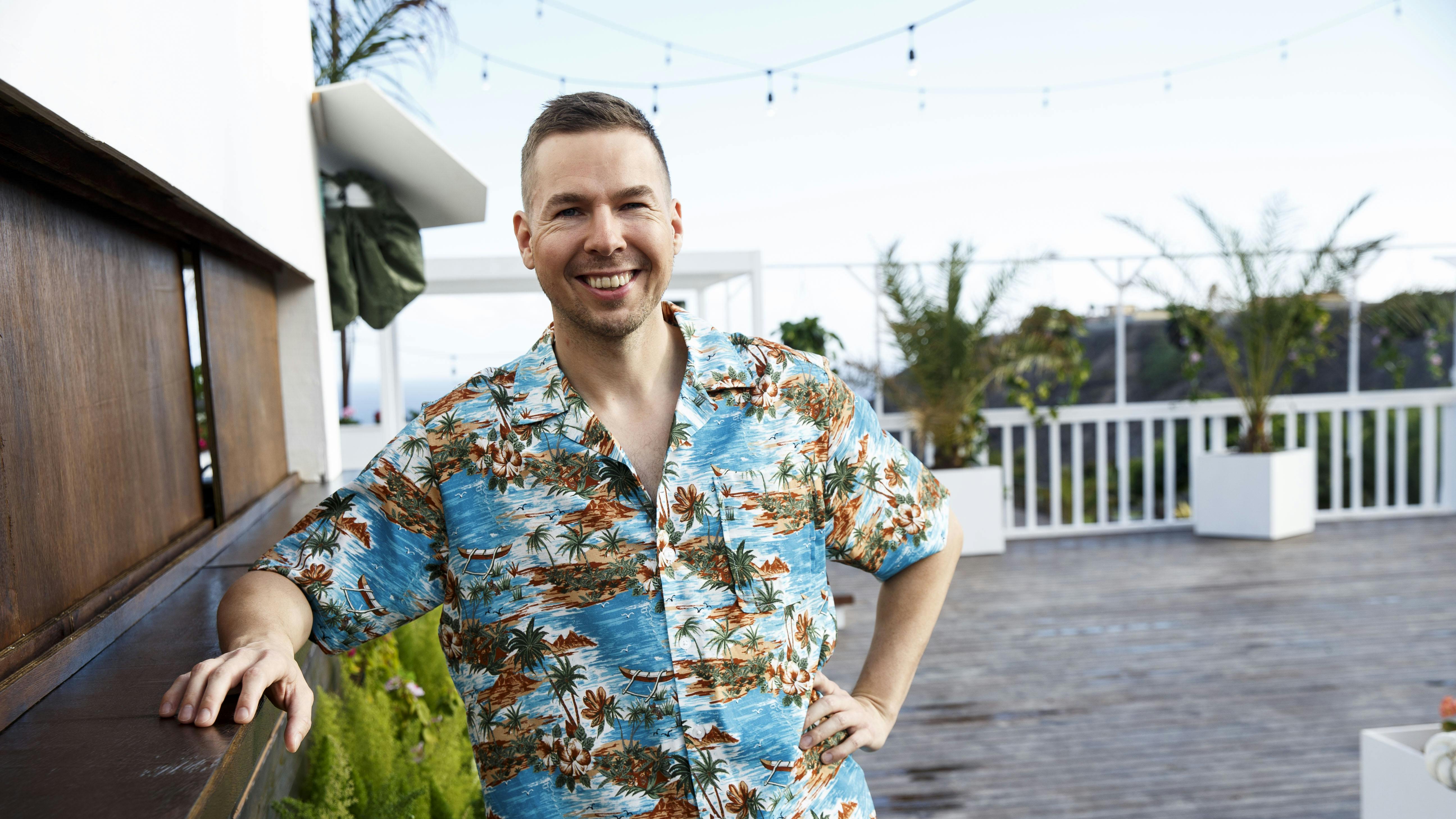 Dan Andersen hyggede sig med den kærlige roasting, han stod for i første sæson af "Love Island". - Man må gerne drille deltagerne, men man holder med dem og beskytter dem, og det tog jeg meget stolthed i.