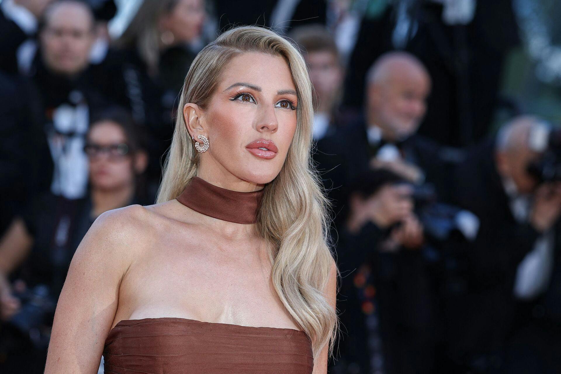 Ellie Goulding deler et topløst spejlbillede, der får både fans og medier til at spekulere i en ny romance.
