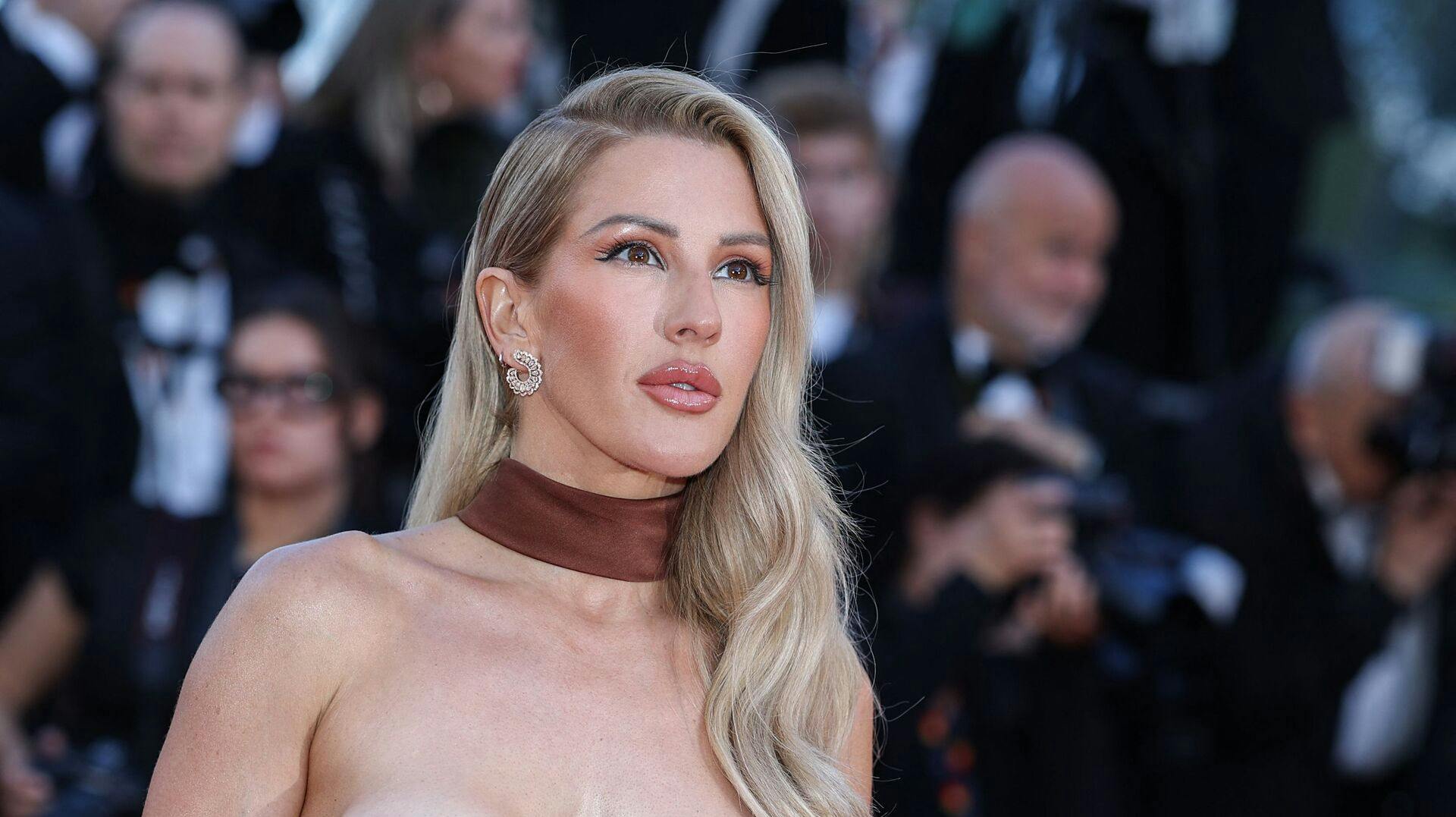 Ellie Goulding deler et topløst spejlbillede, der får både fans og medier til at spekulere i en ny romance.