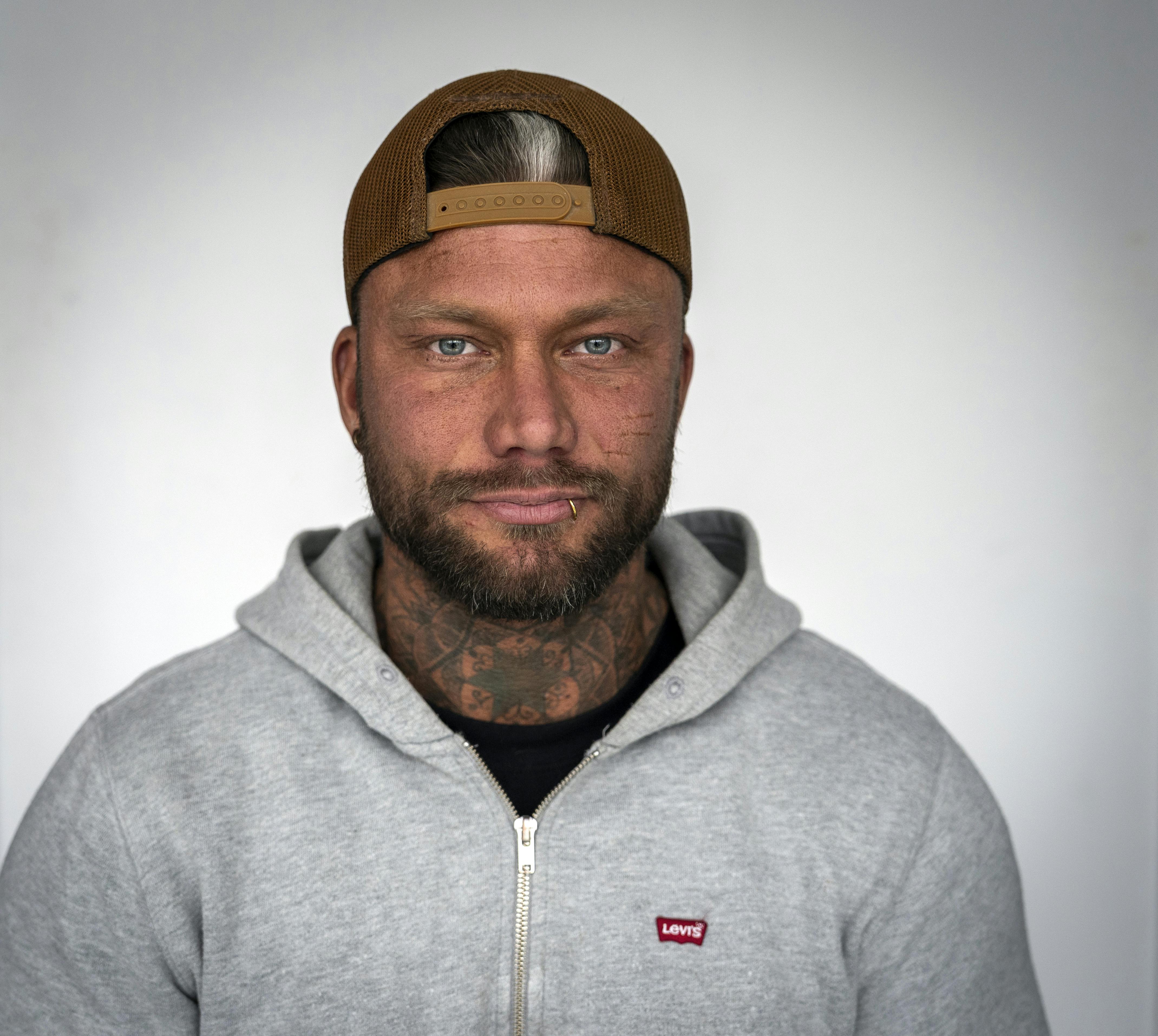 Der er mange måder at tjene penge på, og det har Simon "Smukke Simon" Iversen også brug for med det enorme forbrug, han har.