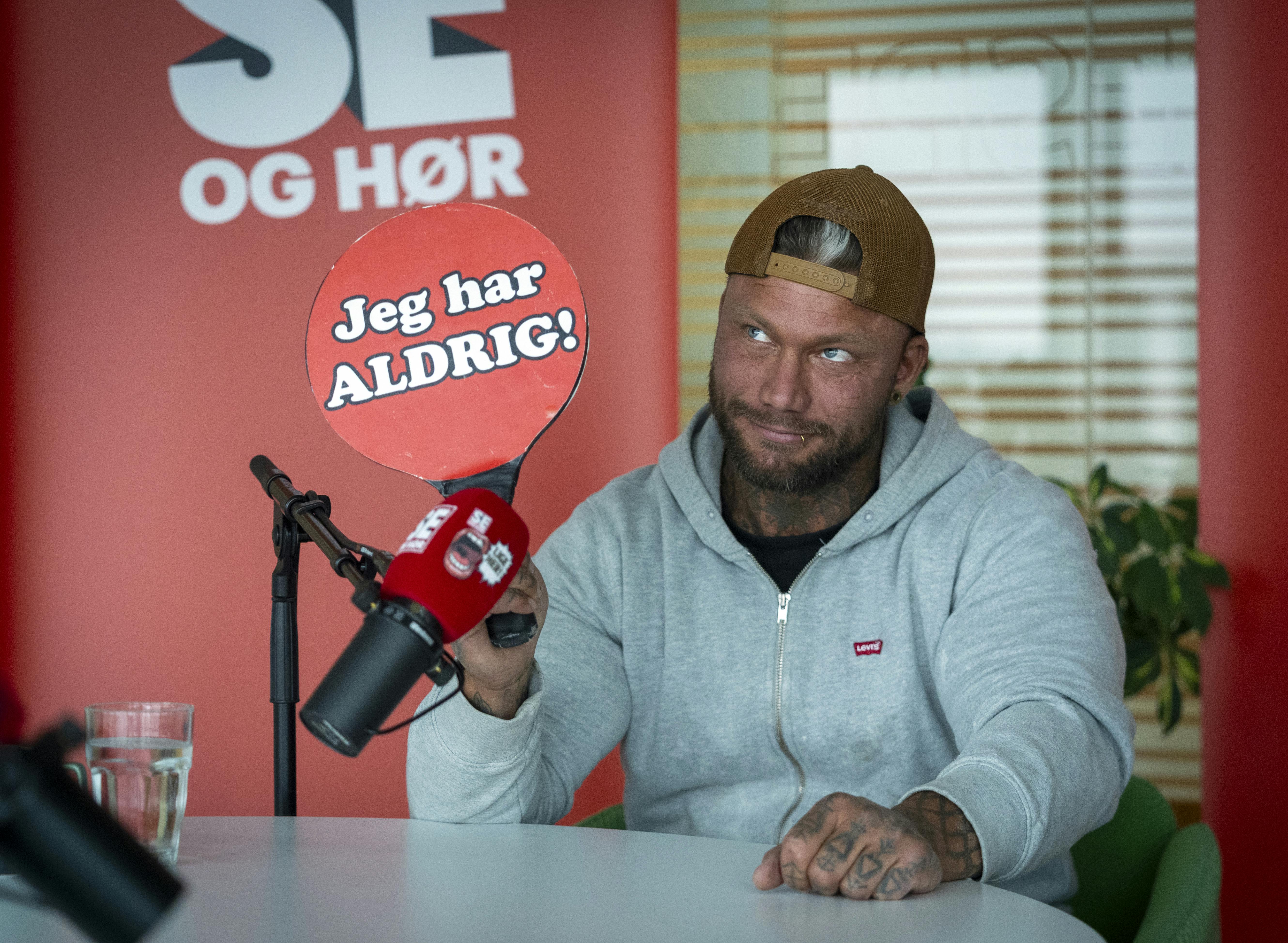 Hvor går grænsen egentlig for Simon "Smukke Simon" Iversen? Find ud af det herunder.
