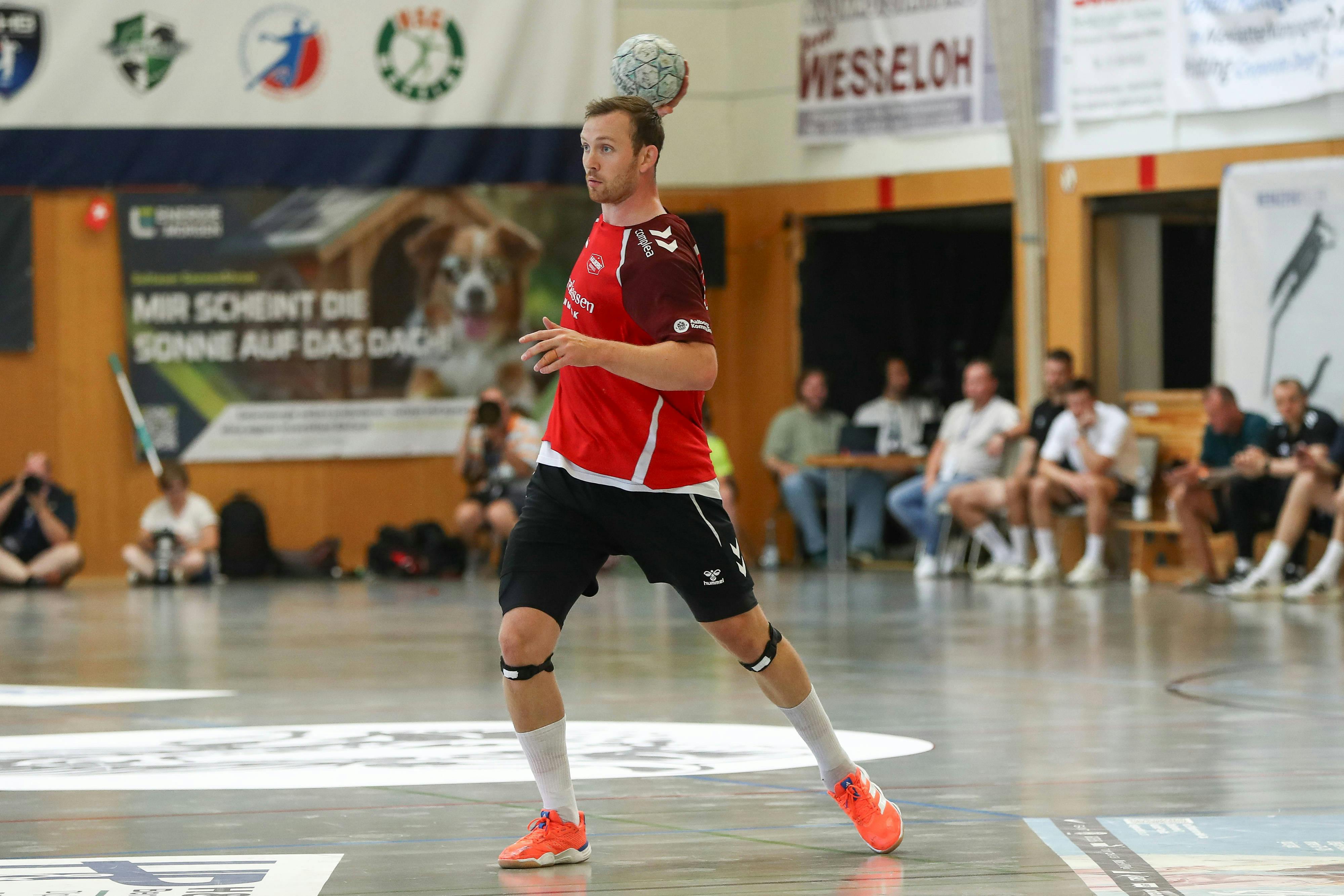 10.08.2025, xgox, Handball - Heide-Cup - Finale, Handball Verein Hamburg - Aalborg Handbold emspor, v.l. Sander Sagosen Aalborg, 5 am Ball, plays the ball Schneverdingen *** 10 08 2025, xgox, Handball Heide Cup Final, Handball Sport Verein Hamburg Aalborg Handbold emspor, v l Sander Sagosen Aalborg, 5 am Ball, plays the ball Schneverdingen