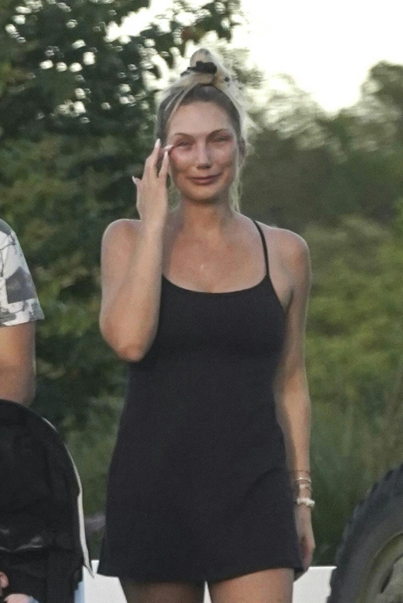Brooke Hogan blev set gå sammen med sin familie i Orlando, Florida tydeligt berørt, efter sin far, wrestling-legenden Hulk Hogans, død.