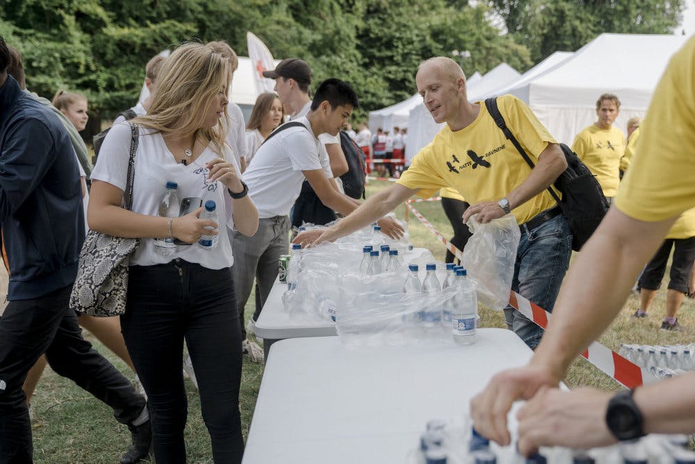 Natteravnene er hvert år til stede med både frivillige og vand til puttefest i Klampenborg. Men varmt vejr skaber i år øget risiko for, at de unge får det dårligt. (Arkivfoto). - Foto: Mathias Eis/Ritzau Scanpix&nbsp;