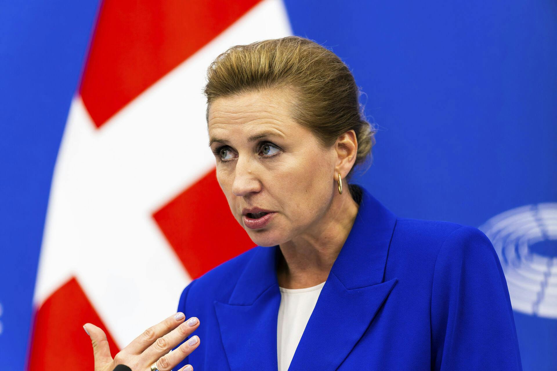Mette Frederiksen erkender, at priserne på madvarer er blevet mistænkeligt høje. 