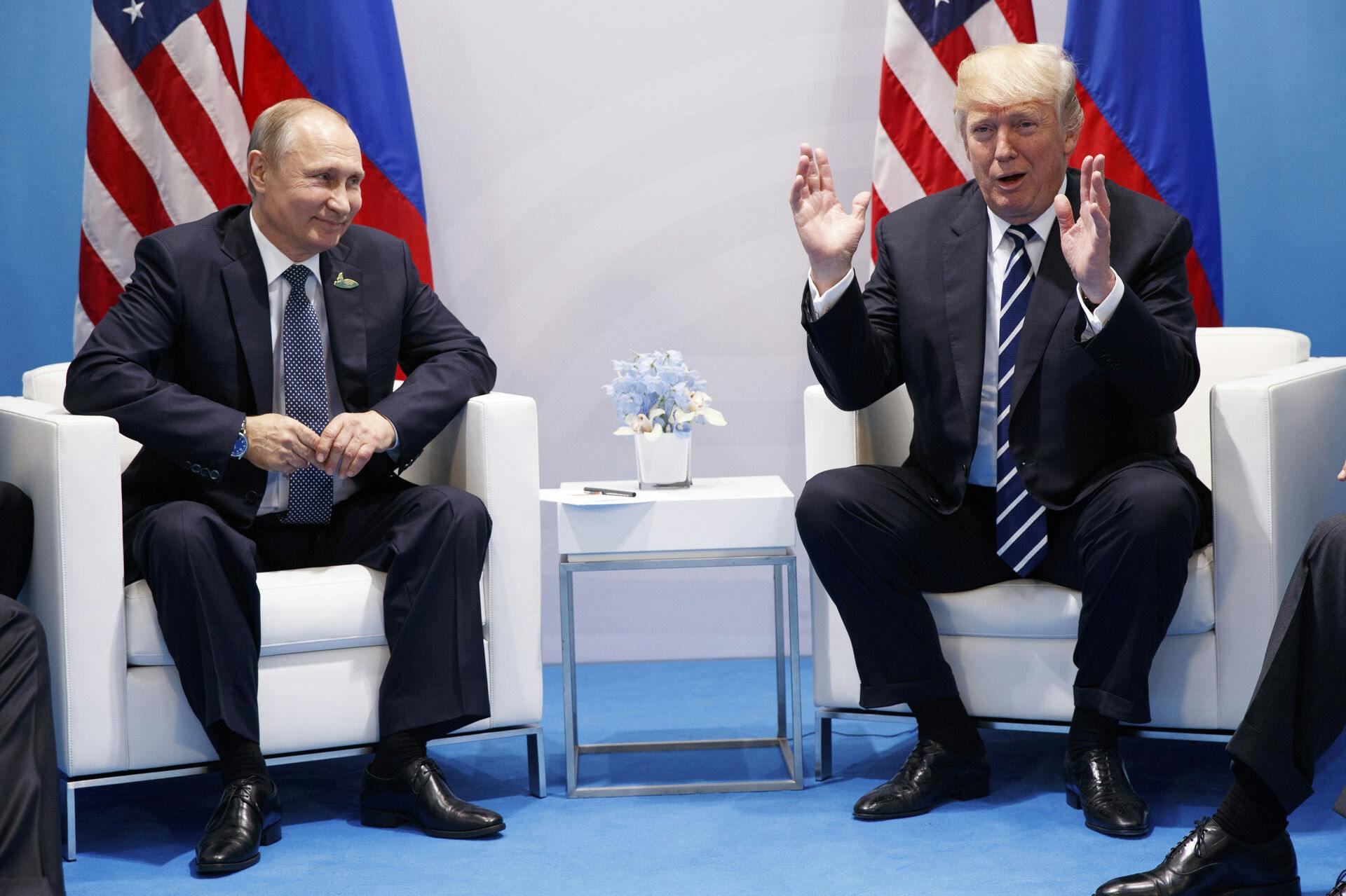 Donald Trump og Vladimir Putin mødes fredag aften til et topmøde, hvor krigen i Ukraine og fremtidige økonomiske relationer står øverst på dagsordenen.