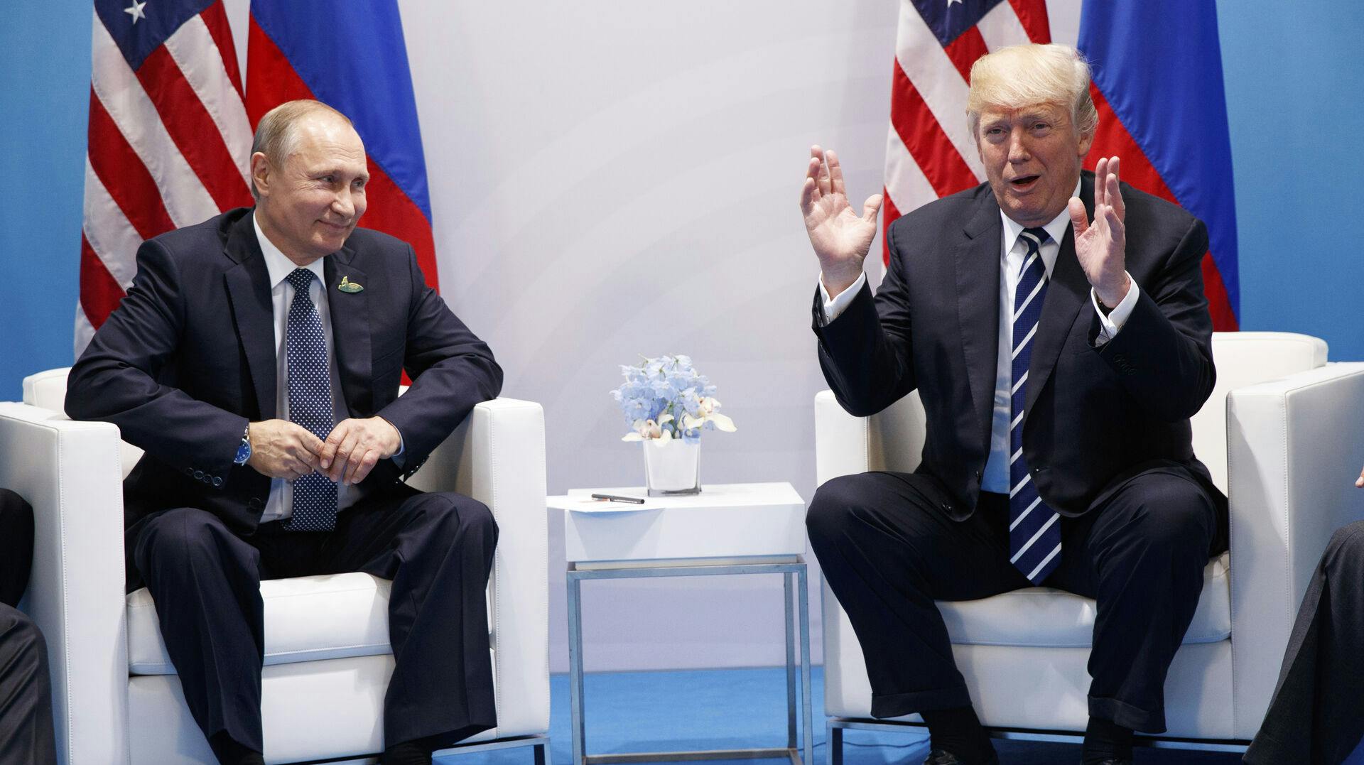 Donald Trump og Vladimir Putin mødes fredag aften til et topmøde, hvor krigen i Ukraine og fremtidige økonomiske relationer står øverst på dagsordenen.