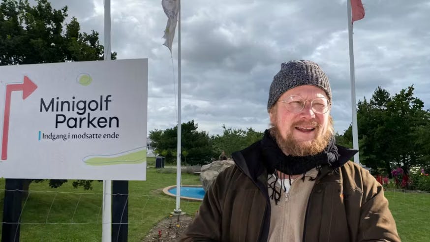 Stridighederne mellem Markus Hvass og naboen har man kunnet følge i TV 2-dokumentaren "Naboen fra helvede". 