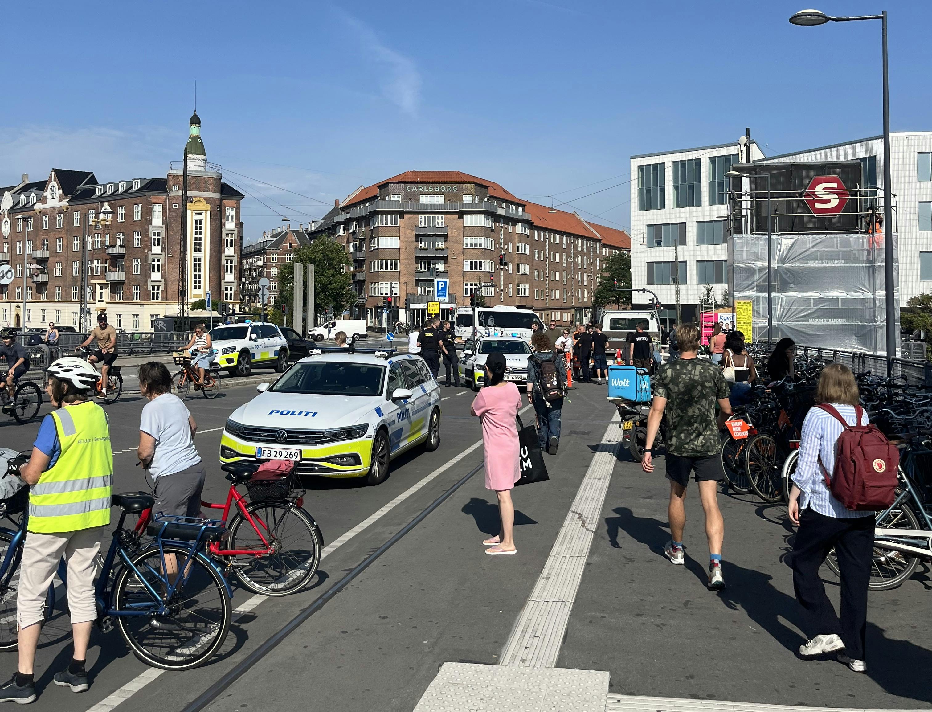 Politiet har torsdag formiddag været massivt til stede ved Dybbølsbro Station, hvor betjente har været kampklædt - en kniv er blevet set af et vidne, lyder det til SE og HØR.