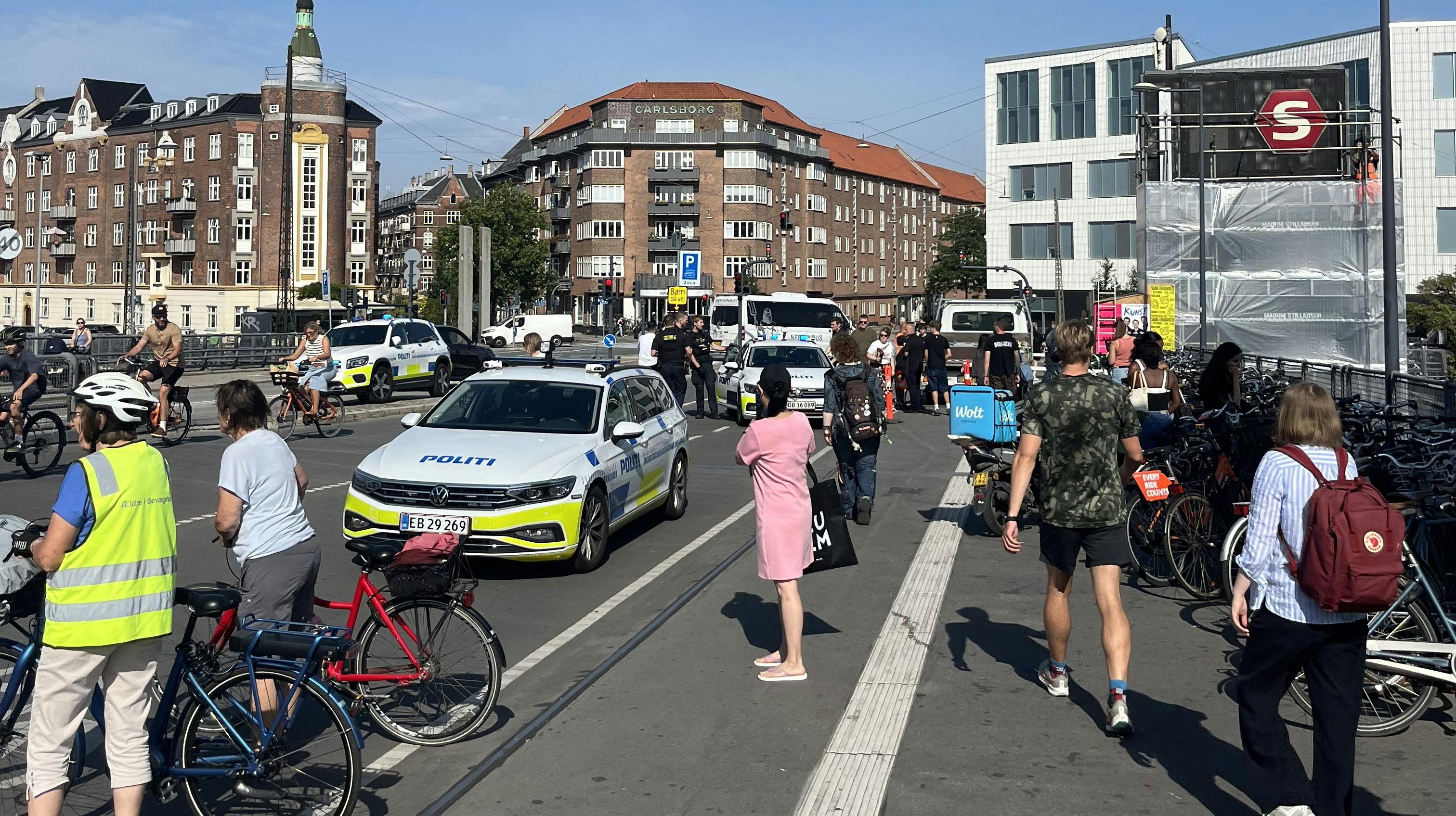 Politiet har torsdag formiddag været massivt til stede ved Dybbølsbro Station, hvor betjente har været kampklædt - en kniv er blevet set af et vidne, lyder det til SE og HØR.