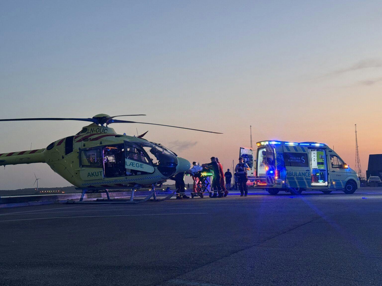 Manden blev fløjet på hospitalet med helikopter.