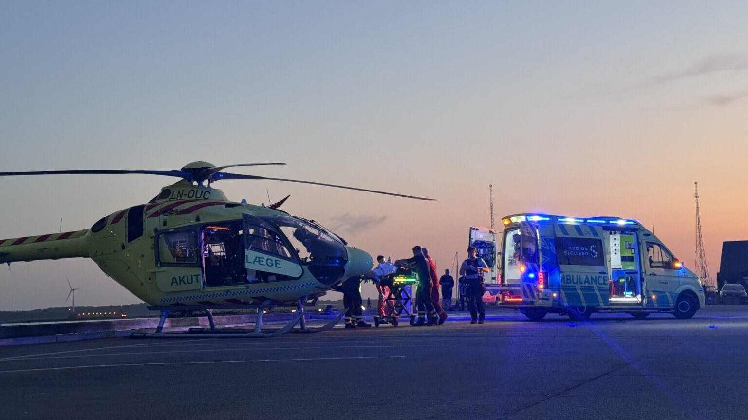 Manden blev fløjet på hospitalet med helikopter.
