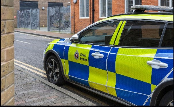 Tre børn er anholdt for et uhyrligt drab på en 49-årig mand. Sagen har sendt chokbølger igennem England.
