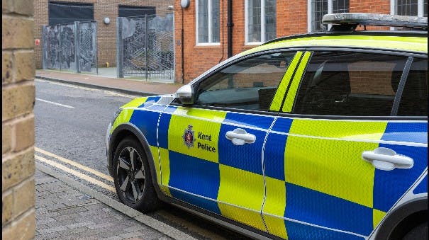 Tre børn er anholdt for et uhyrligt drab på en 49-årig mand. Sagen har sendt chokbølger igennem England.