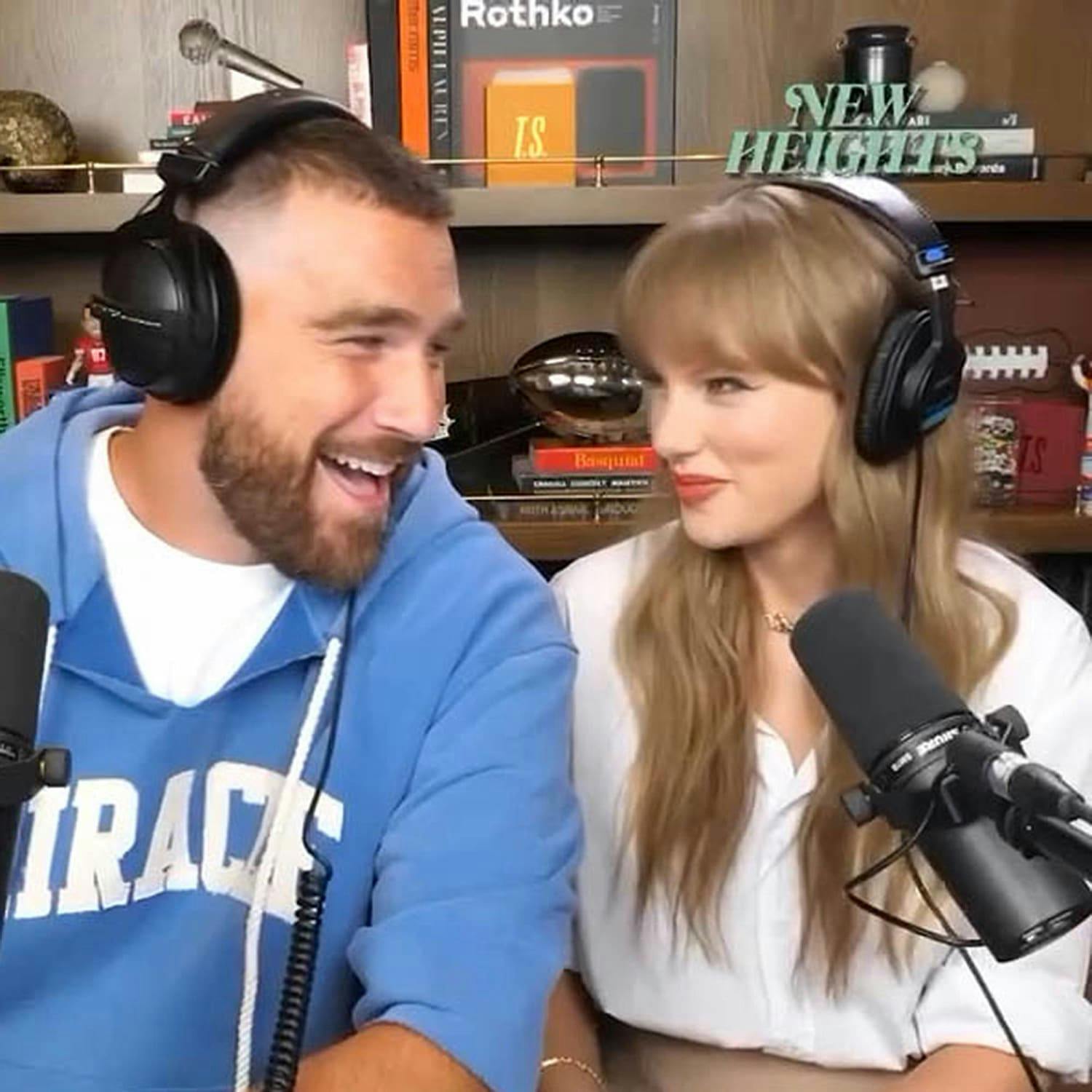 Kelce og Swift kunne ikke få øjnene fra hinanden, da de begge medvirkede i Kelces podcast "New Heights". 