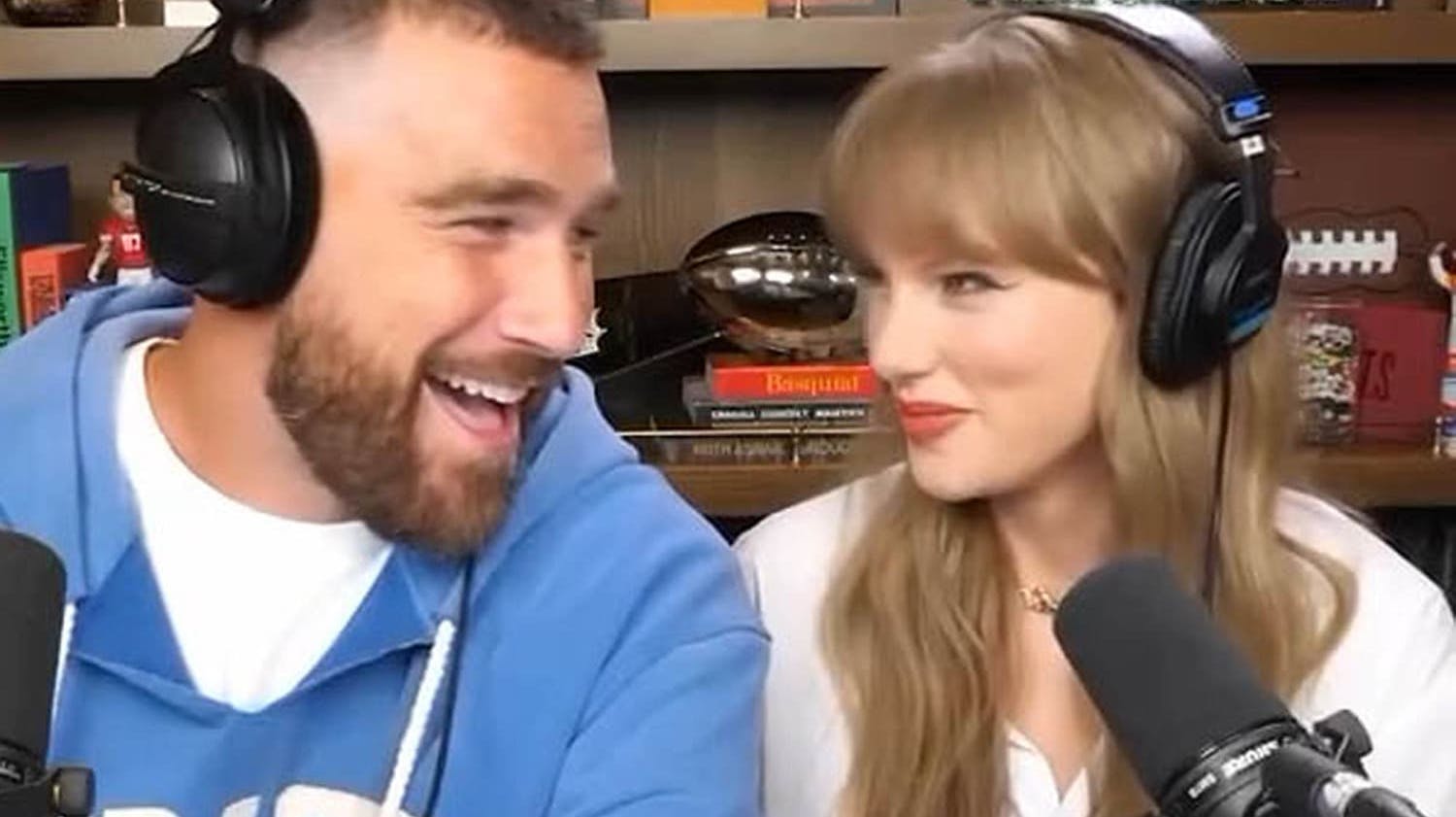 Kelce og Swift kunne ikke få øjnene fra hinanden, da de begge medvirkede i Kelces podcast "New Heights".