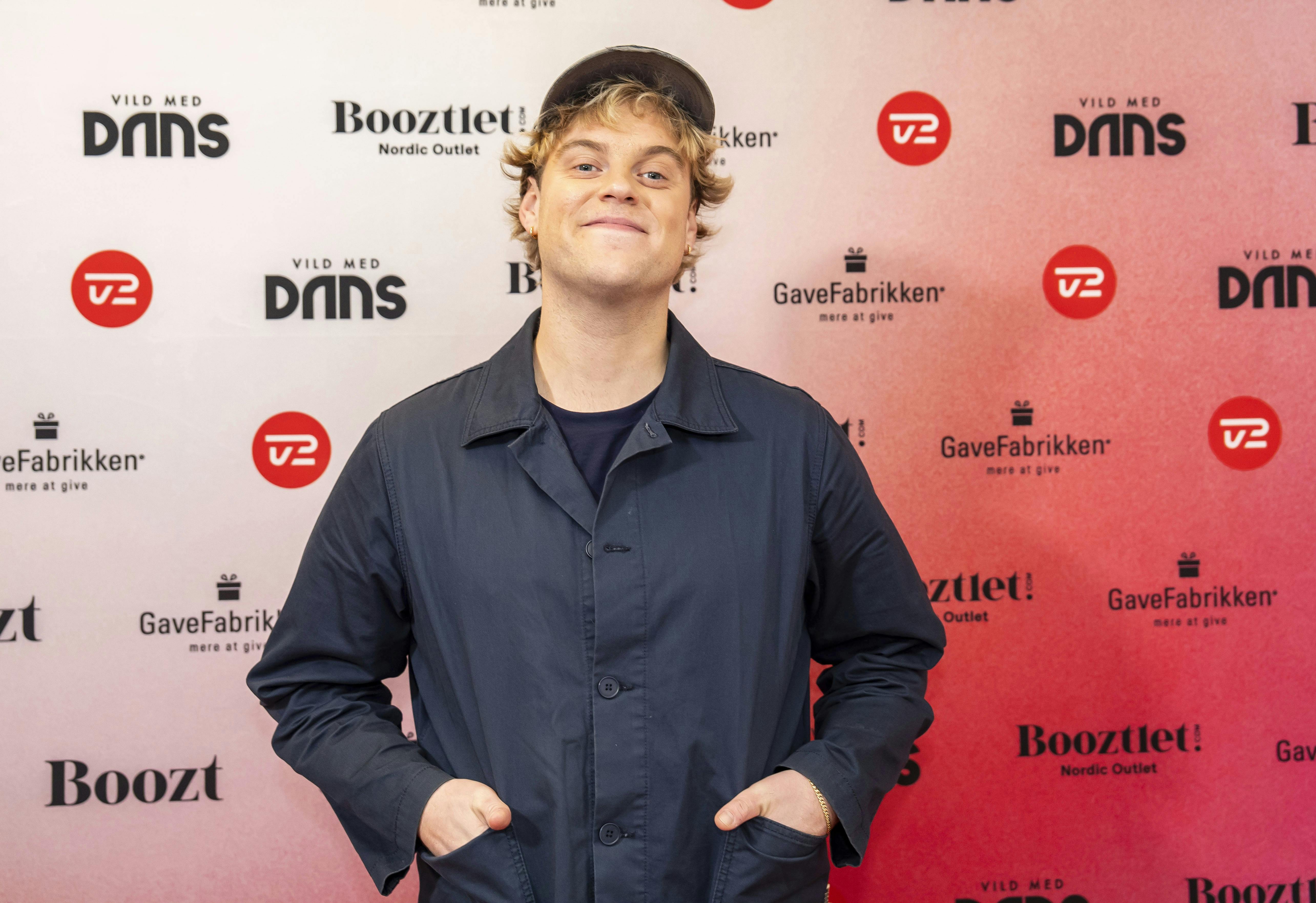Hjalmer Larsen har som musiker de nok hårdeste odds med Kim Larsen som far. Men som musiker har han formået at løfte sig selv.