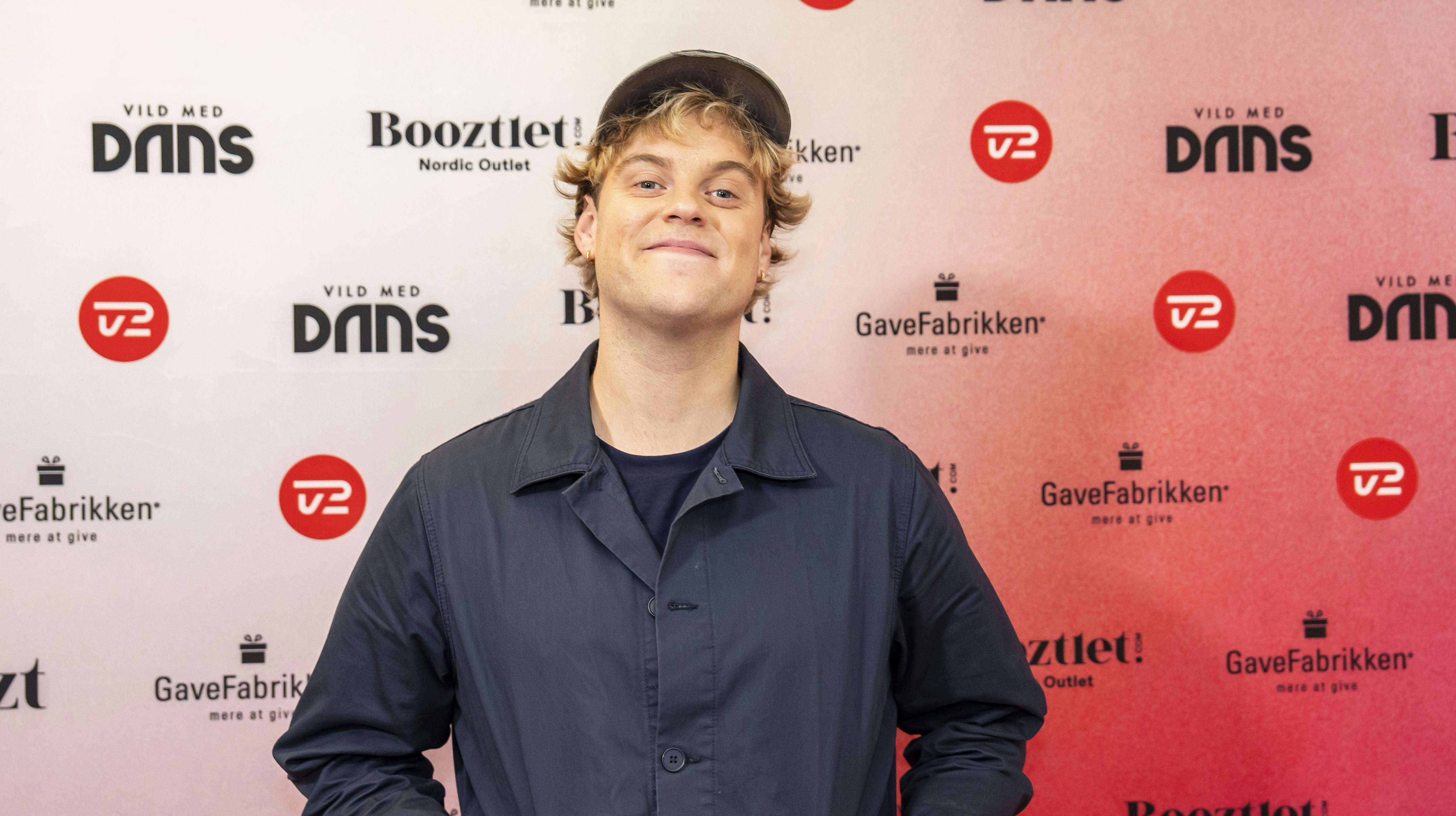 Hjalmer Larsen har som musiker de nok hårdeste odds med Kim Larsen som far. Men som musiker har han formået at løfte sig selv.