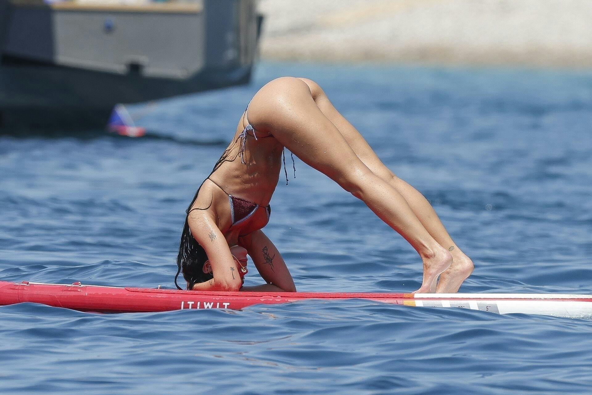 Dua Lip har styr på balancen og hev lystigt benene helt i vejret, mens hun balancerede på sit SUP-board.