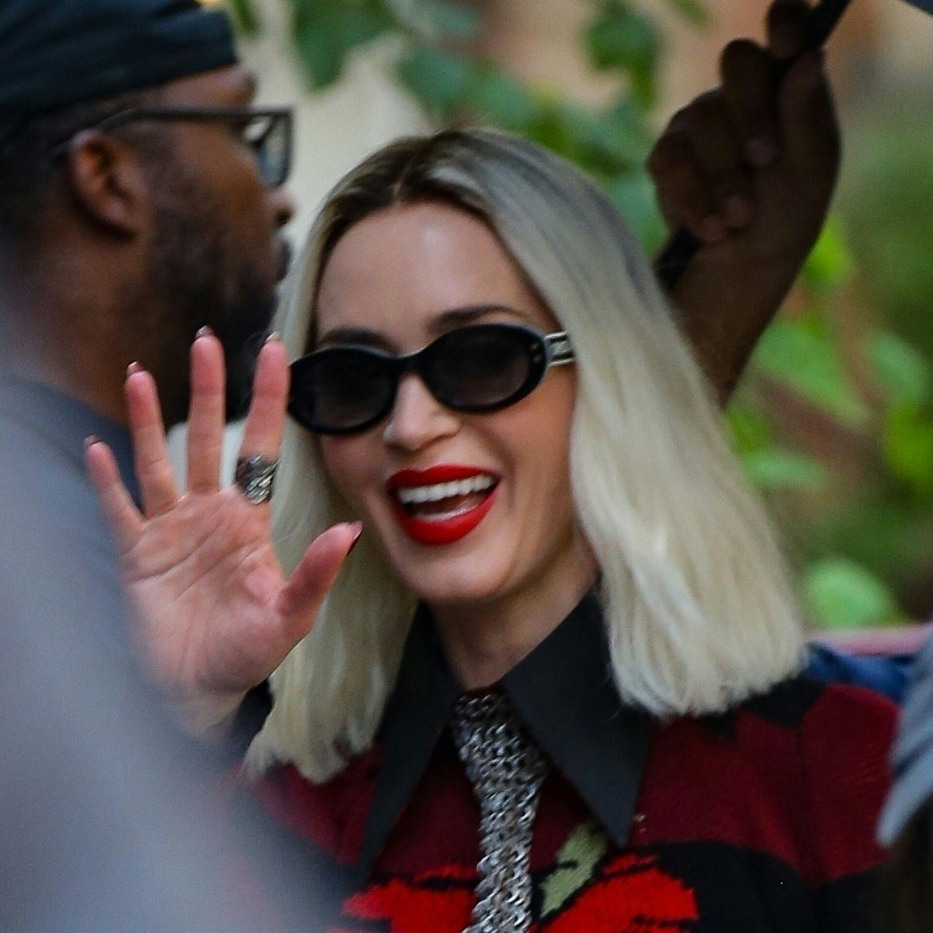 New York, NY Anne Hathaway, Emily Blunt and Meryl Streep are spotted filming "The Devil Wears Prada 2" in New York, shining in fashionable outfits. Pictured: Emily Blunt BACKGRID USA 14 AUGUST 2025 USA: +1 310 798 9111 / usasales@backgrid.com UK: +44 208 344 2007 / uksales@backgrid.com *UK Clients - Pictures Containing Children Please Pixelate Face Prior To Publication*
