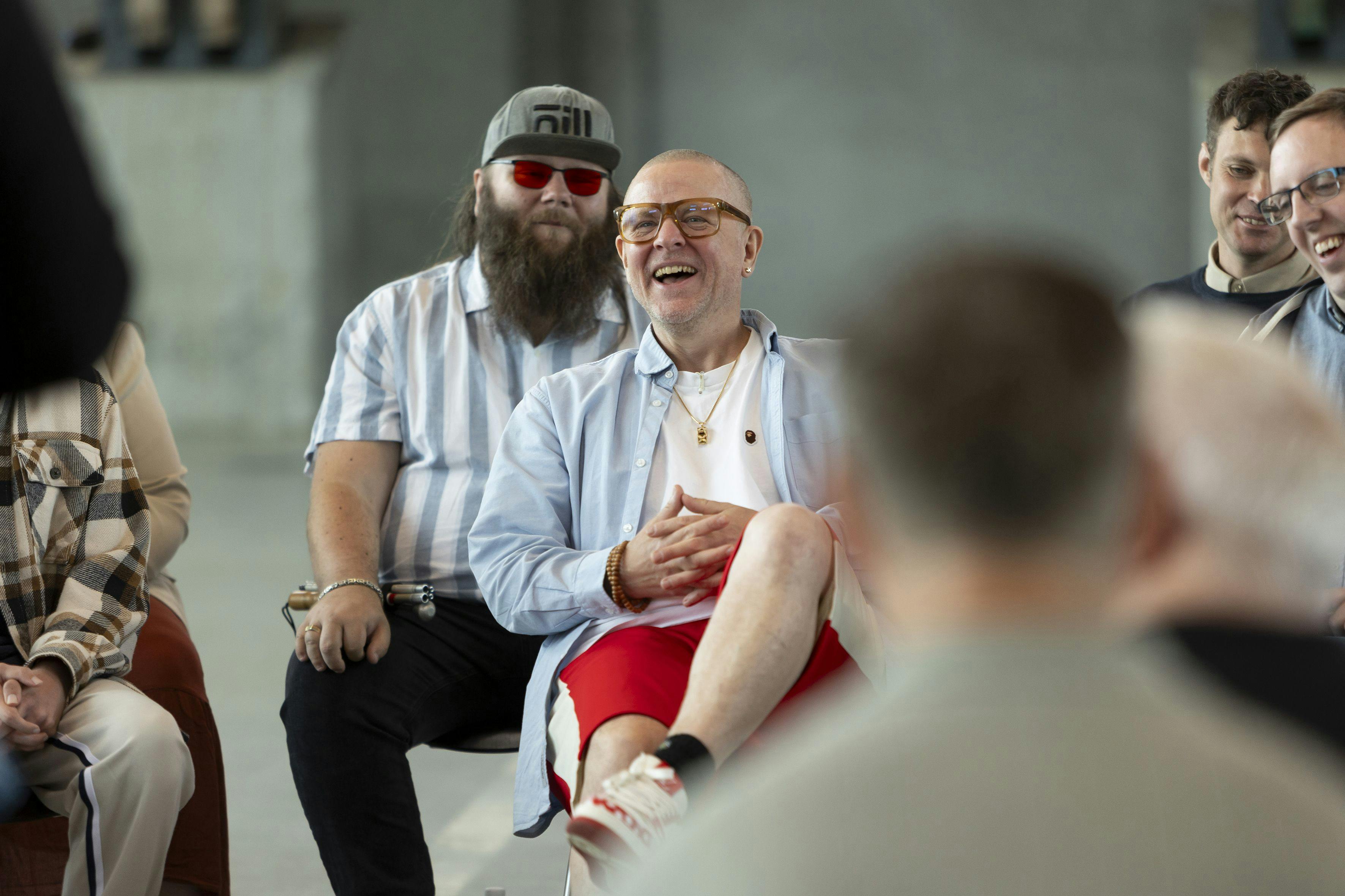 Der var både plads til grin og mere seriøse snakke, da Anders Matthesen blev interviewet af TV Glads-reportere i DR-programmet "En særlig samtale".