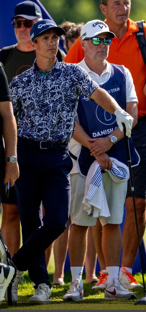Uffe Holm betragter spillet sammen med den danske golfstjerne Thorbjørn Olesen.