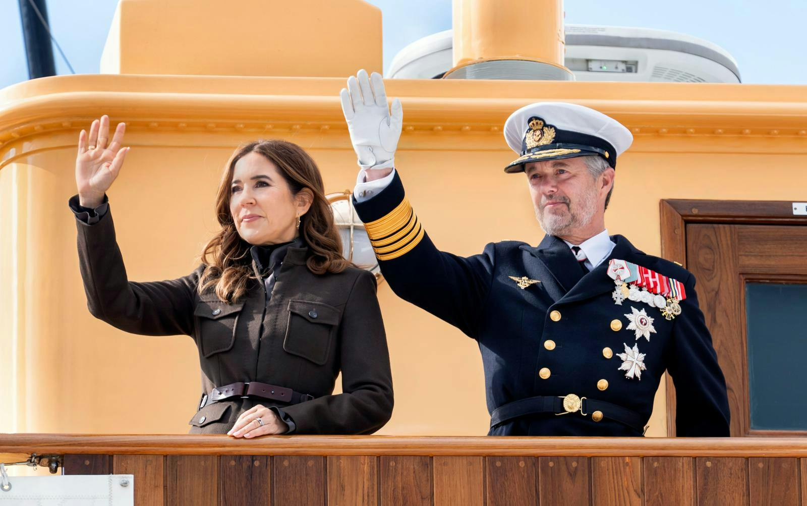 Kong Frederik og dronning Mary ses her på dækket af kongeskibet under et togt – snart sætter de kurs mod Nordjylland og Samsø.