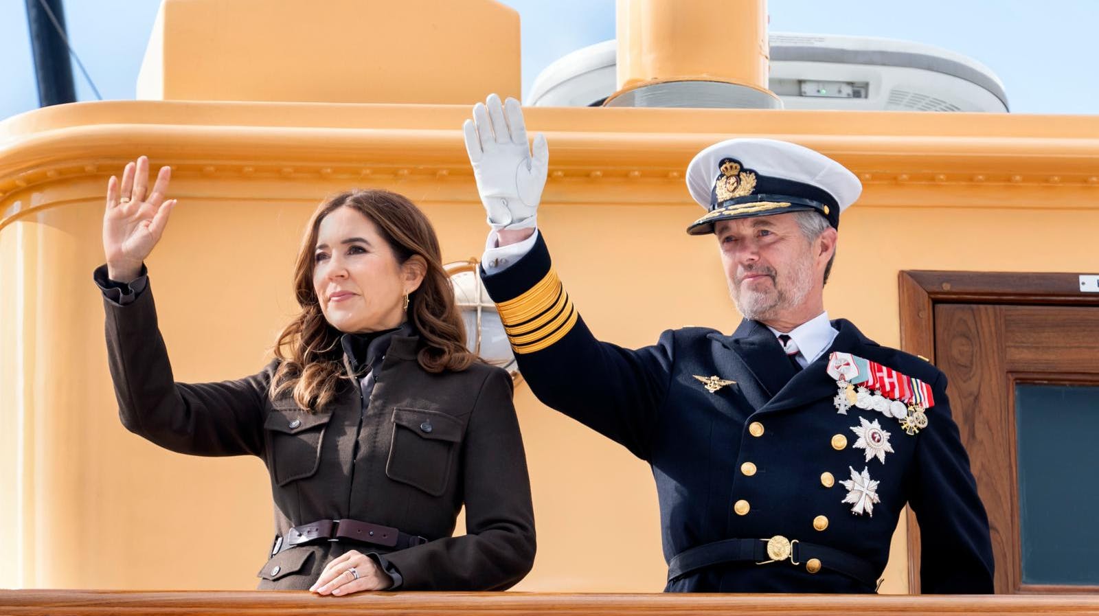 Kong Frederik og dronning Mary ses her på dækket af kongeskibet under et togt – snart sætter de kurs mod Nordjylland og Samsø.