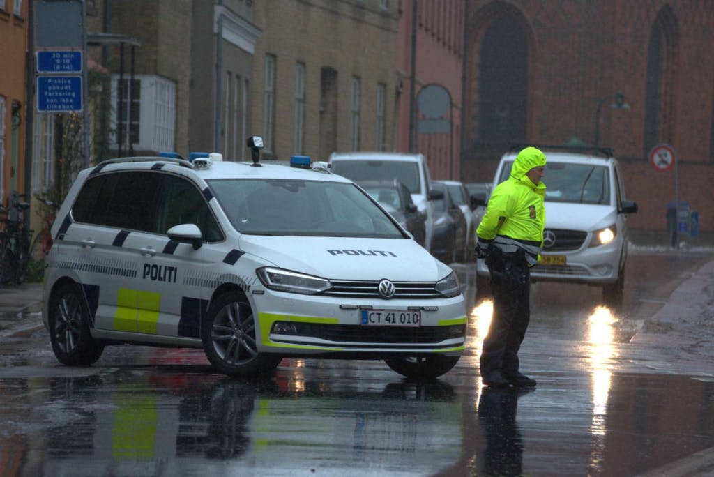 Politiet mener, at kvinden er blevet slæbt omkring 500 meter under en varevogn fra Stændertorvet i Roskilde. Torvet er oppe for enden af vejen til højre på billedet.