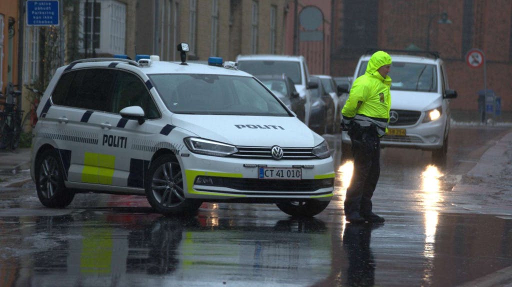 Politiet mener, at kvinden er blevet slæbt omkring 500 meter under en varevogn fra Stændertorvet i Roskilde. Torvet er oppe for enden af vejen til højre på billedet.